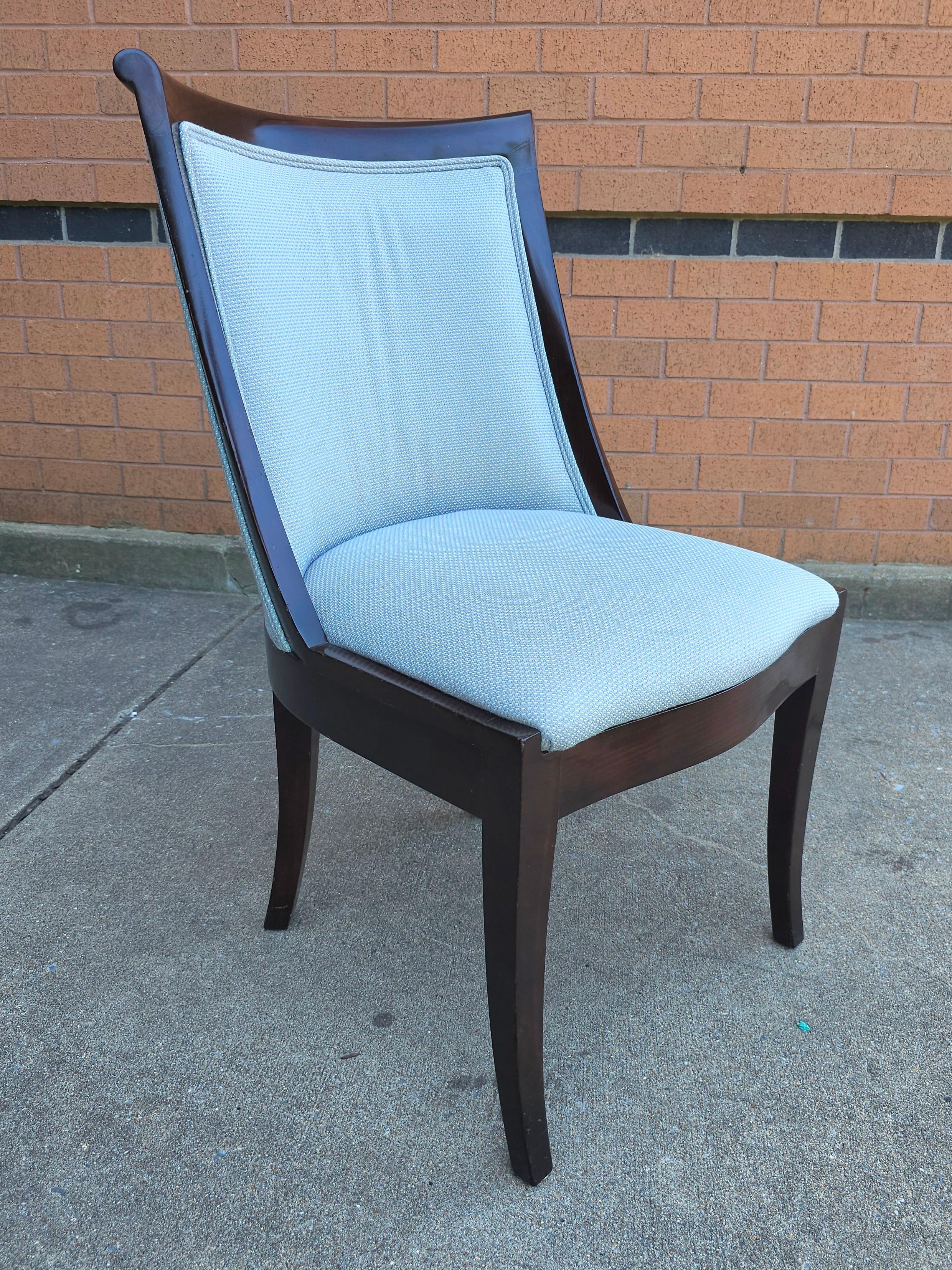 Trouvailles Furniture glänzender lackierter und gepolsterter Akzentstuhl (amerikanisch) im Angebot