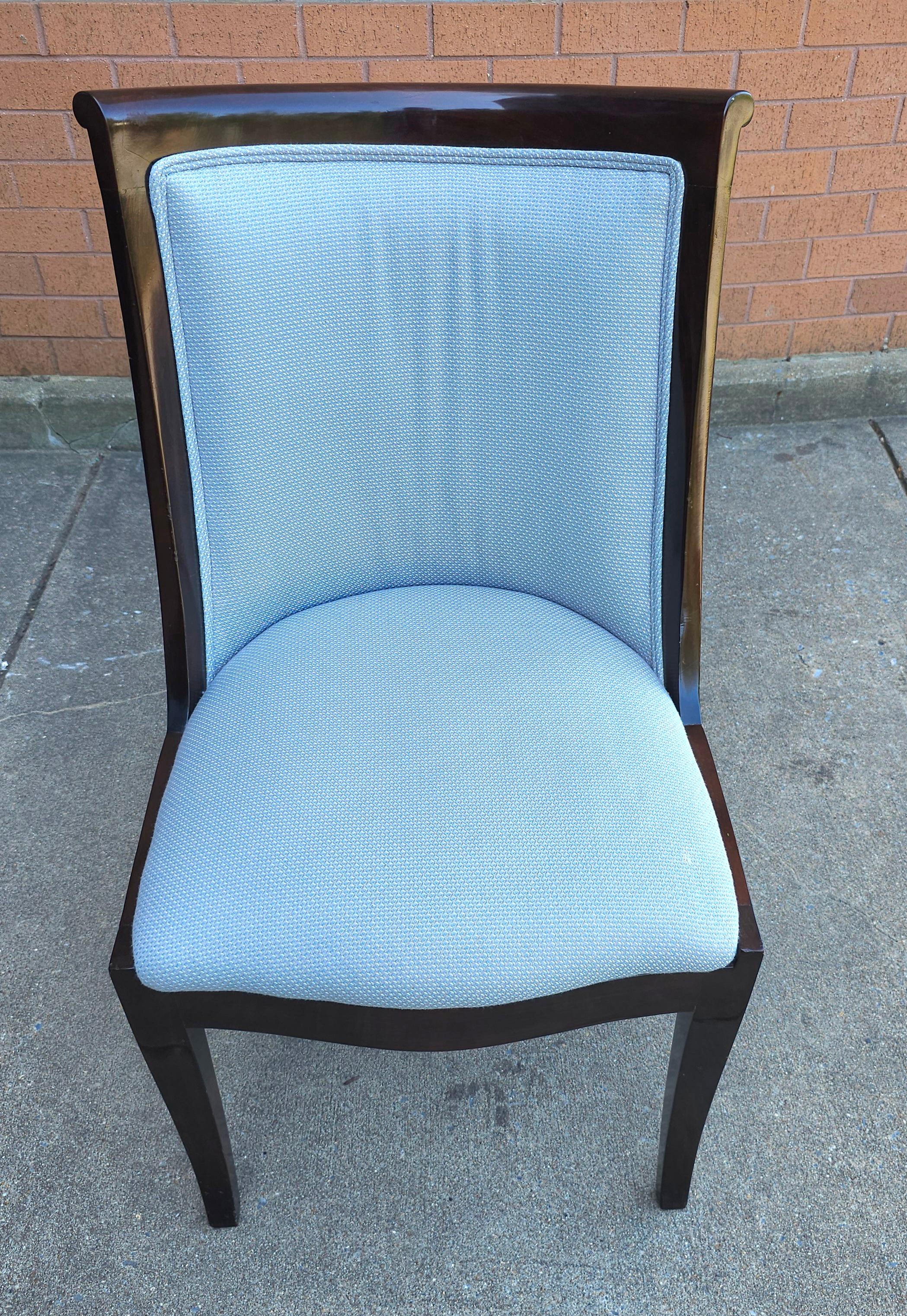 Trouvailles Furniture glänzender lackierter und gepolsterter Akzentstuhl (Sonstiges) im Angebot
