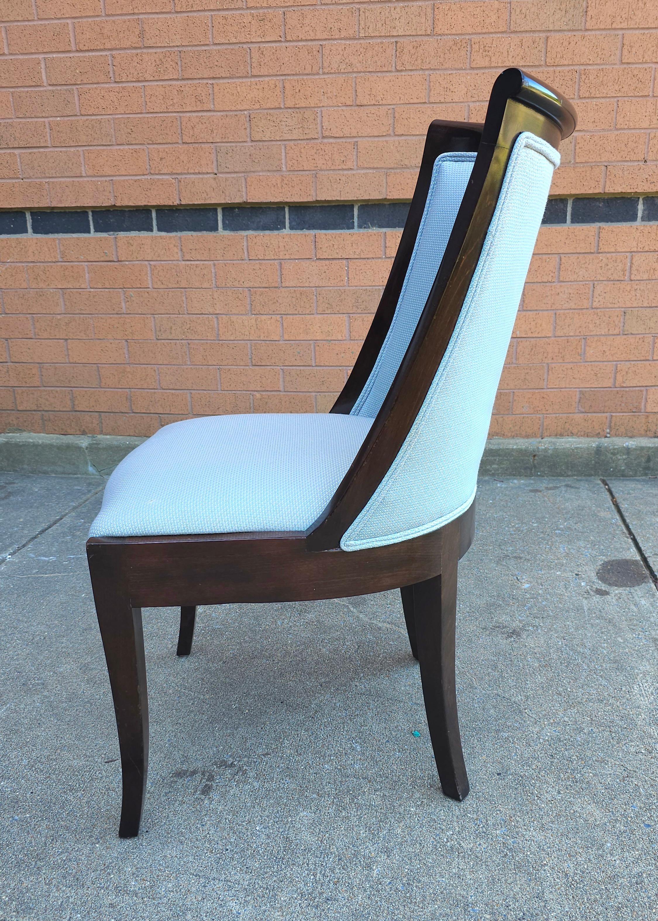 Trouvailles Furniture glänzender lackierter und gepolsterter Akzentstuhl (20. Jahrhundert) im Angebot