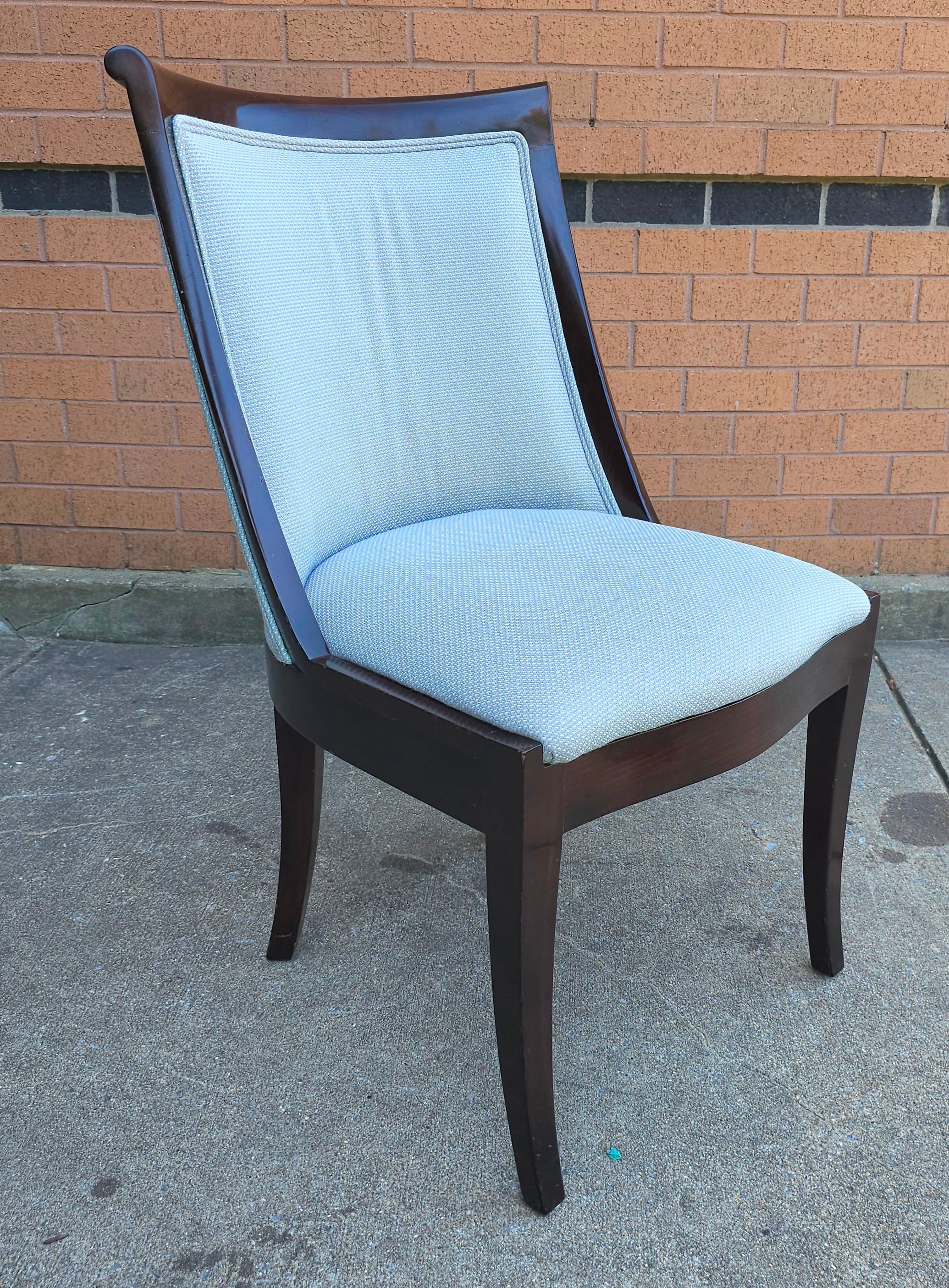 Trouvailles Furniture glänzender lackierter und gepolsterter Akzentstuhl (Polster) im Angebot