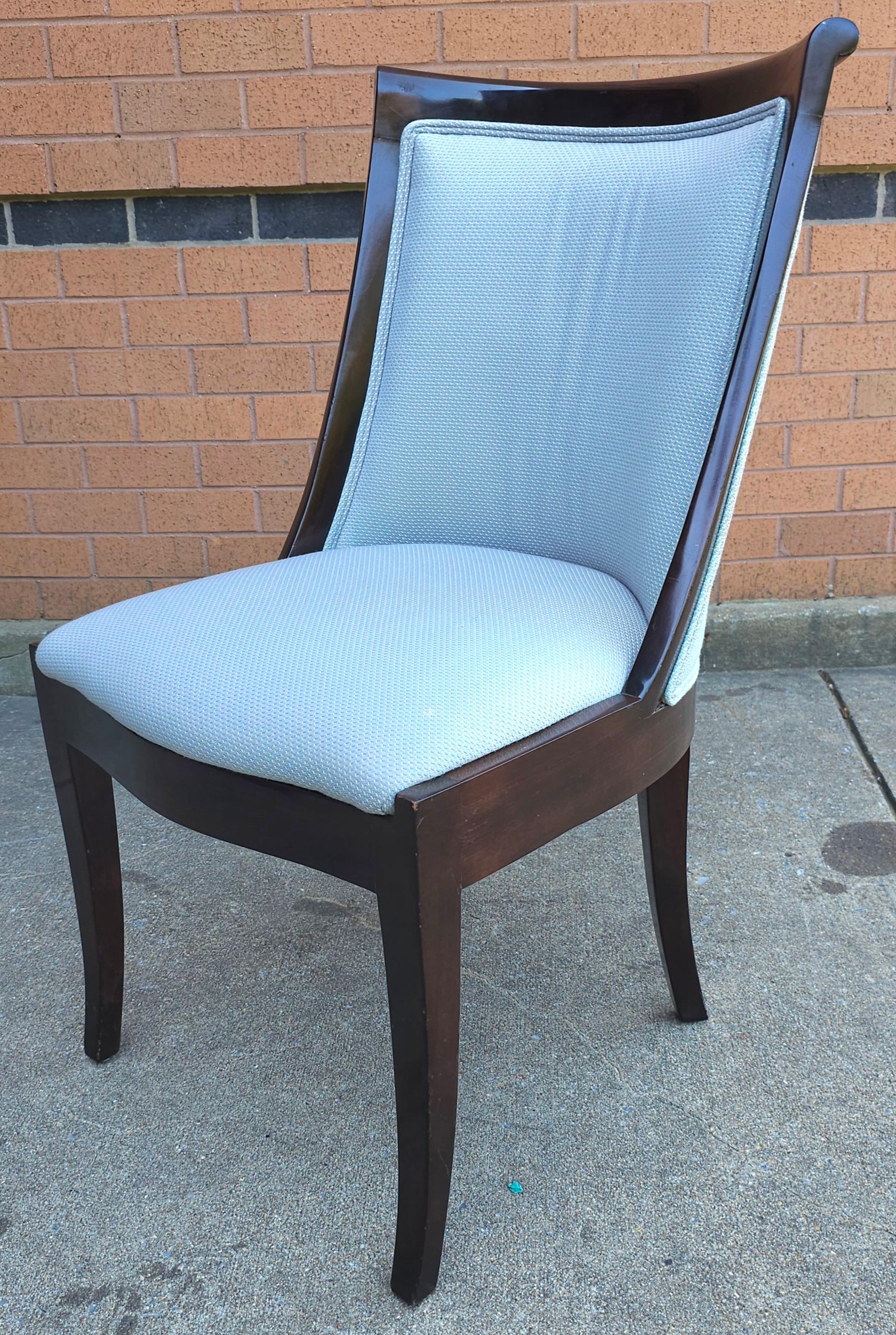 Trouvailles Furniture glänzender lackierter und gepolsterter Akzentstuhl im Angebot 1