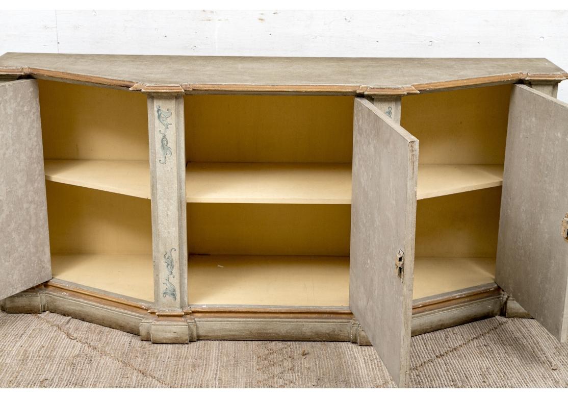 Trouvailles Italienischer Provinzialstil Gemalte Kredenz (Holz) im Angebot