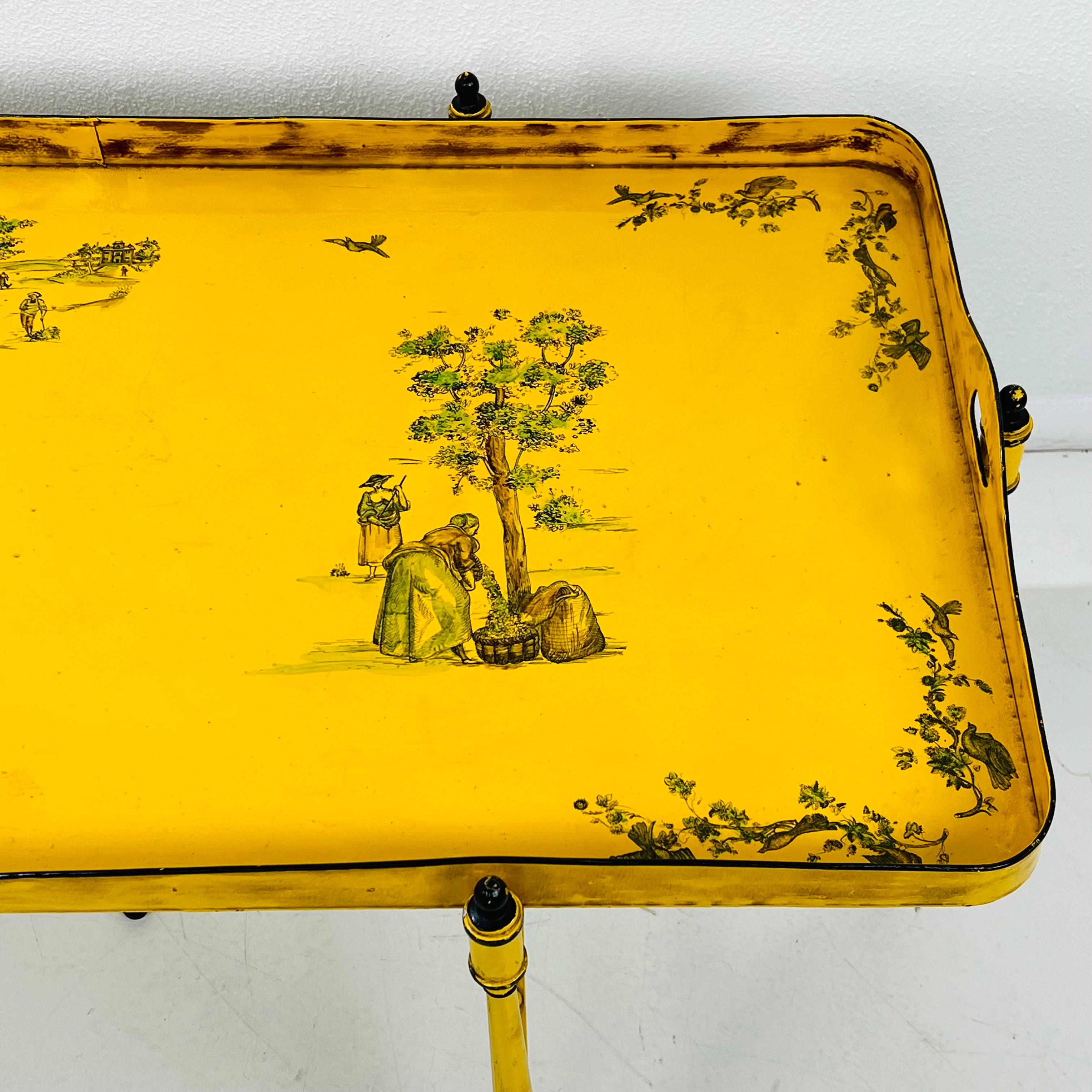 Étain Trouvailles Italian Tole Style Tray Top Table en vente