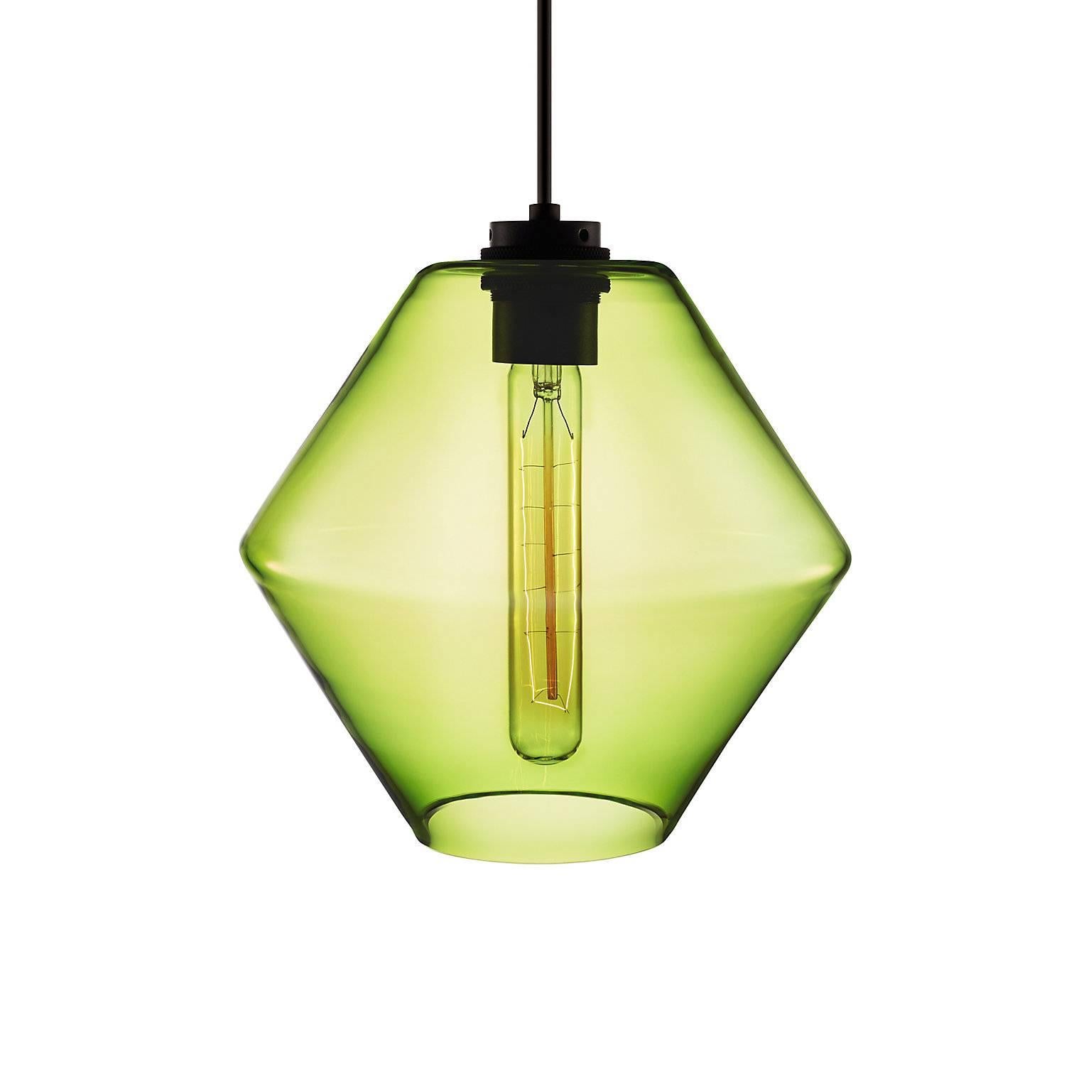 Unica della serie Crystalline, la lampada a sospensione Trove fonde angoli definiti e colori vivaci. Si abbina facilmente ai ciondoli Delinea, Axia e Calla che compongono la serie Crystalline. Ogni singola lampada a sospensione in vetro prodotta da
