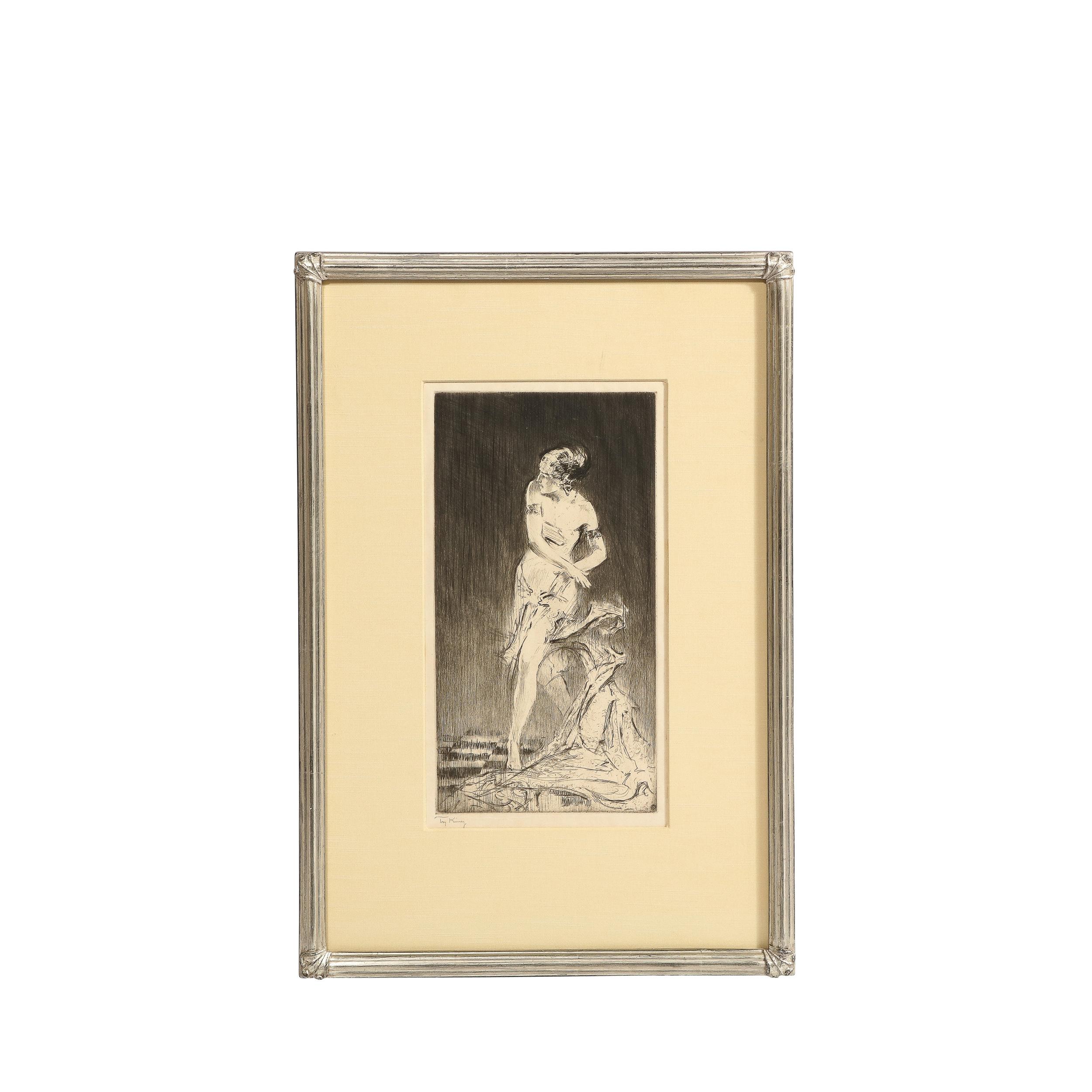 Cette belle et sophistiquée gravure à l'eau-forte et pointe sèche a été réalisée par l'estimé artiste américain Troy Kinney aux États-Unis vers 1920. L'œuvre présente une figure féminine solitaire (vraisemblablement Vera) sur un fond dégradé