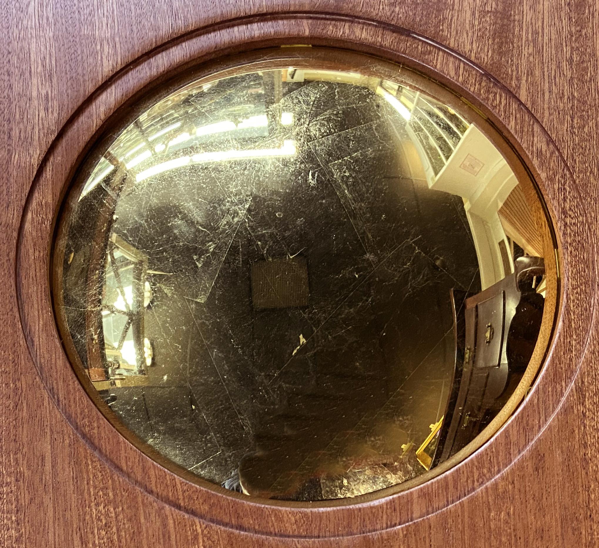 Ein 22K vergoldetes konvexes Spiegelglas des zeitgenössischen Künstlers Troy M. Stafford aus Maine (21. Jh.). Troy Stafford ist ein Künstler, der sowohl an der Ost- als auch an der Westküste gelebt hat und derzeit in Brunswick, ME, wohnt. Troy ist