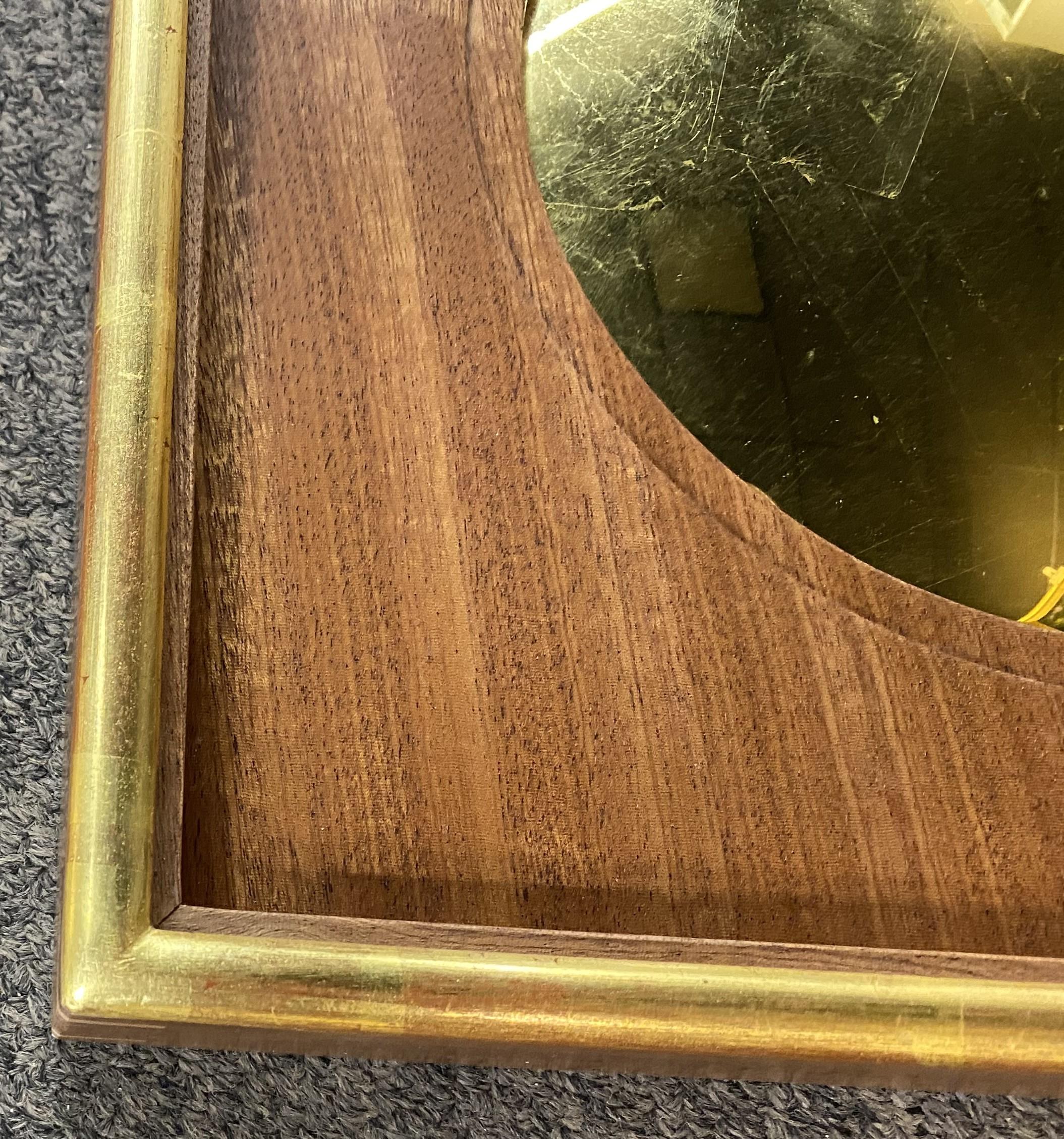Troy M. Stafford Hand Crafted 22K vergoldetes Spiegelglas in Sapele-Holz  Rahmen (Handgeschnitzt) im Angebot