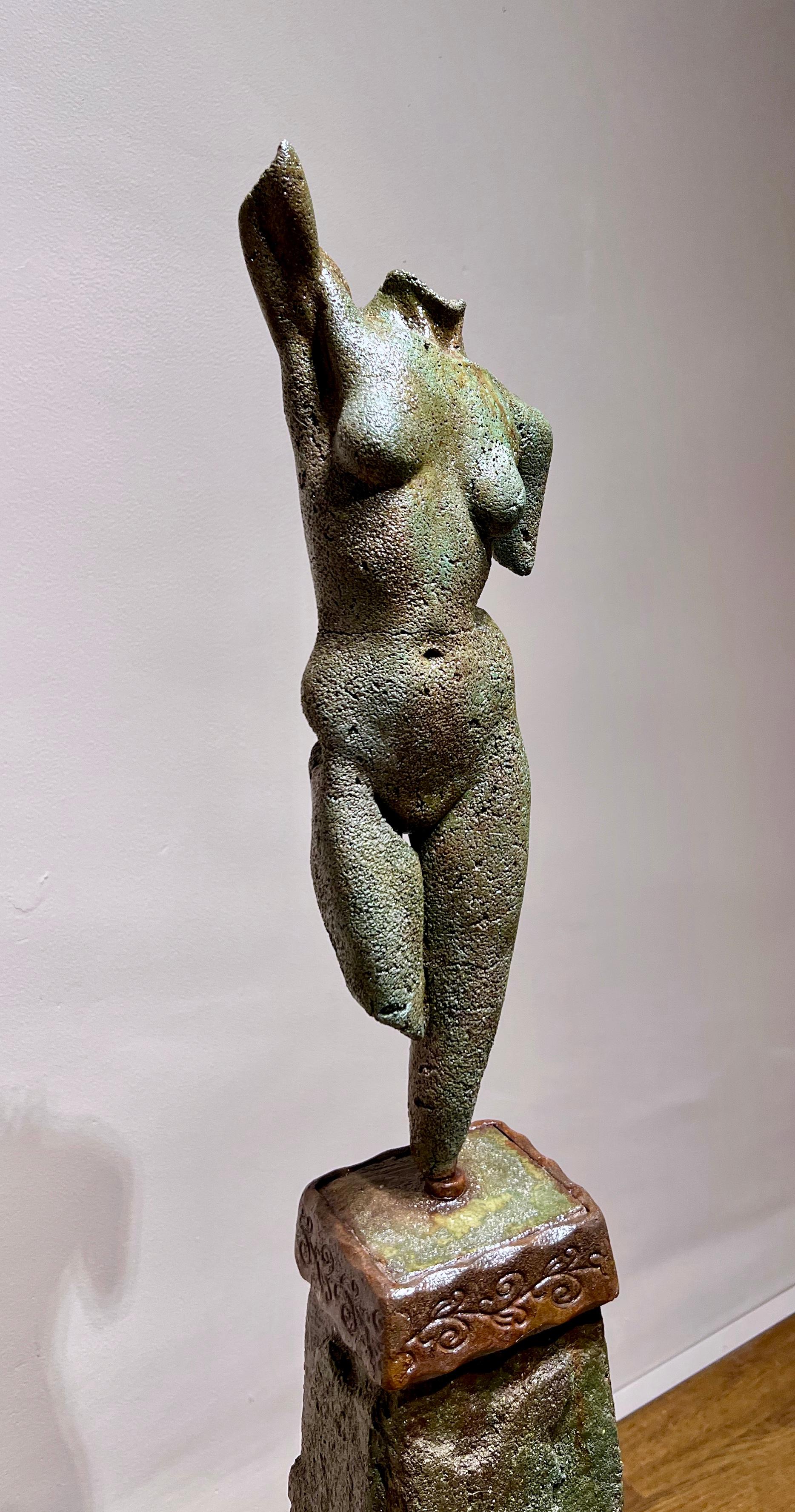Athena, par Troy Williams, sculpture, ciment, vert, extérieur, intérieur, femme 1