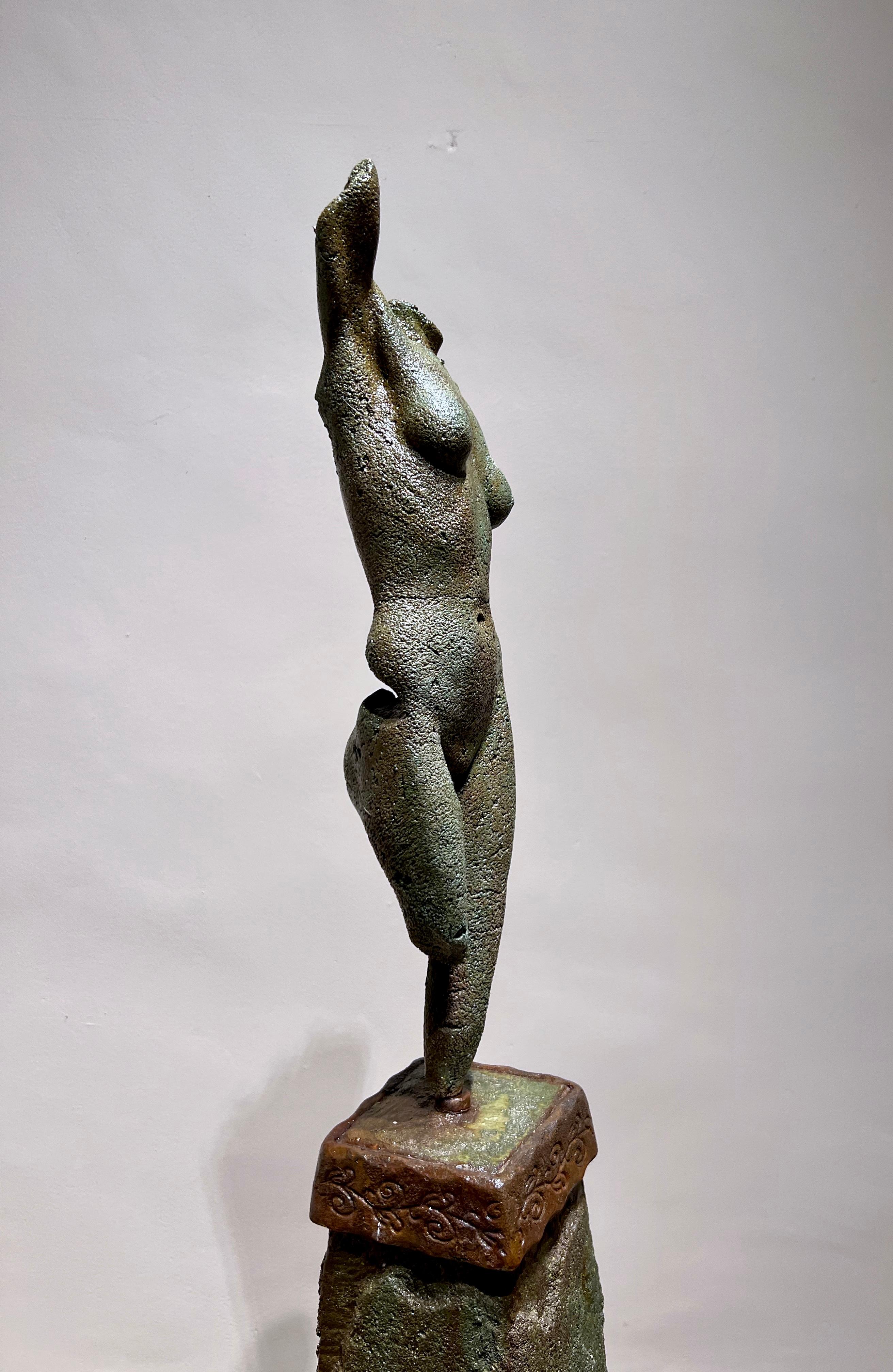 Athena, par Troy Williams, sculpture, ciment, vert, extérieur, intérieur, femme en vente 2