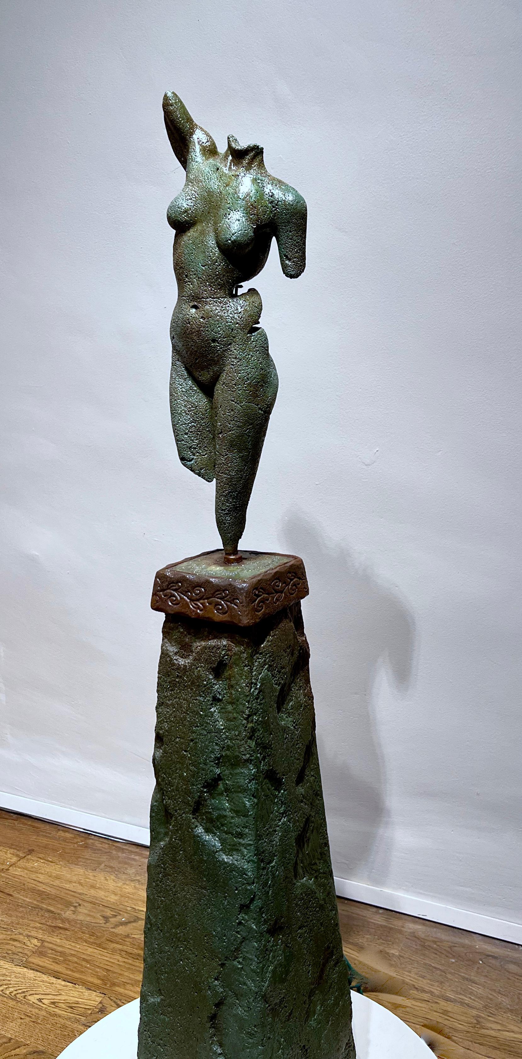 Athena, par Troy Williams, sculpture, ciment, vert, extérieur, intérieur, femme en vente 3
