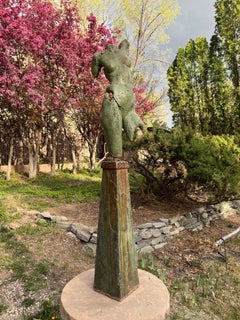 Atenea, escultura de hormigón de Troy Williams, mujer, desnuda, acero, verde, cemento