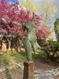 Athena, sculpture en béton de Troy Williams, femme nue, acier, vert, ciment