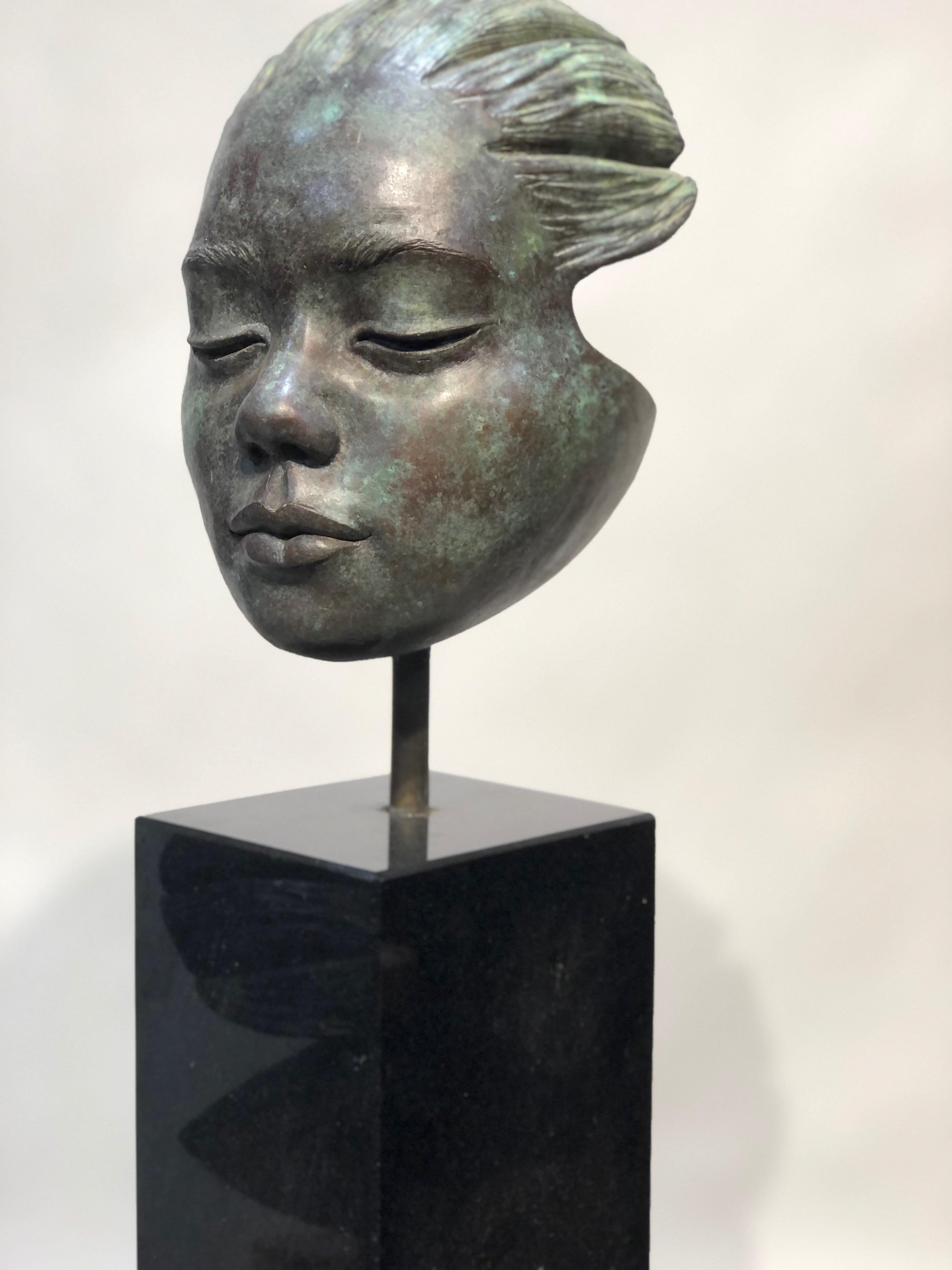 Listening, sculpture en bronze, portrait d'enfants, base en granit noir, patine verte - Contemporain Sculpture par Troy Williams