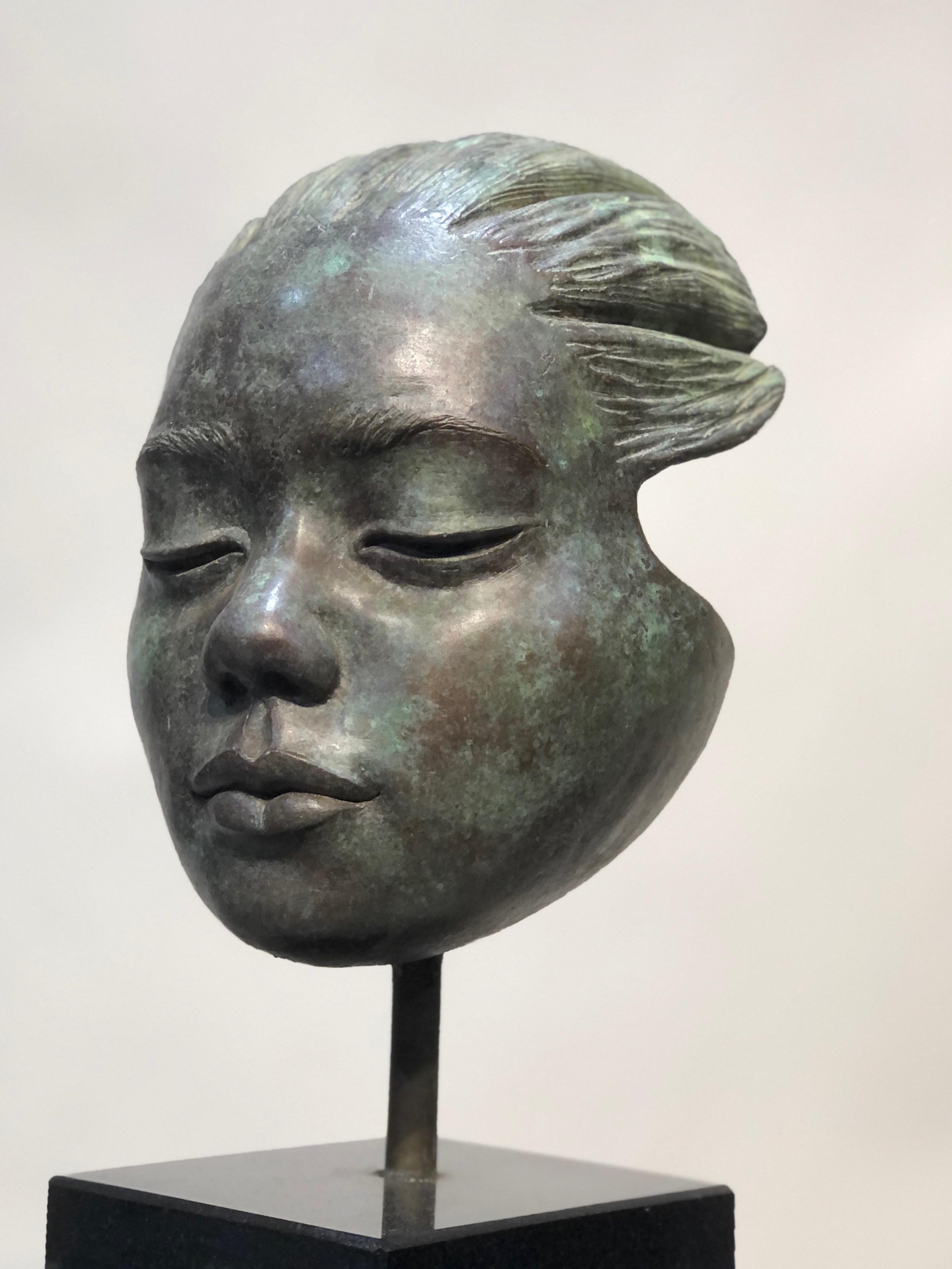 Listening, sculpture en bronze, portrait d'enfants, base en granit noir, patine verte - Or Figurative Sculpture par Troy Williams