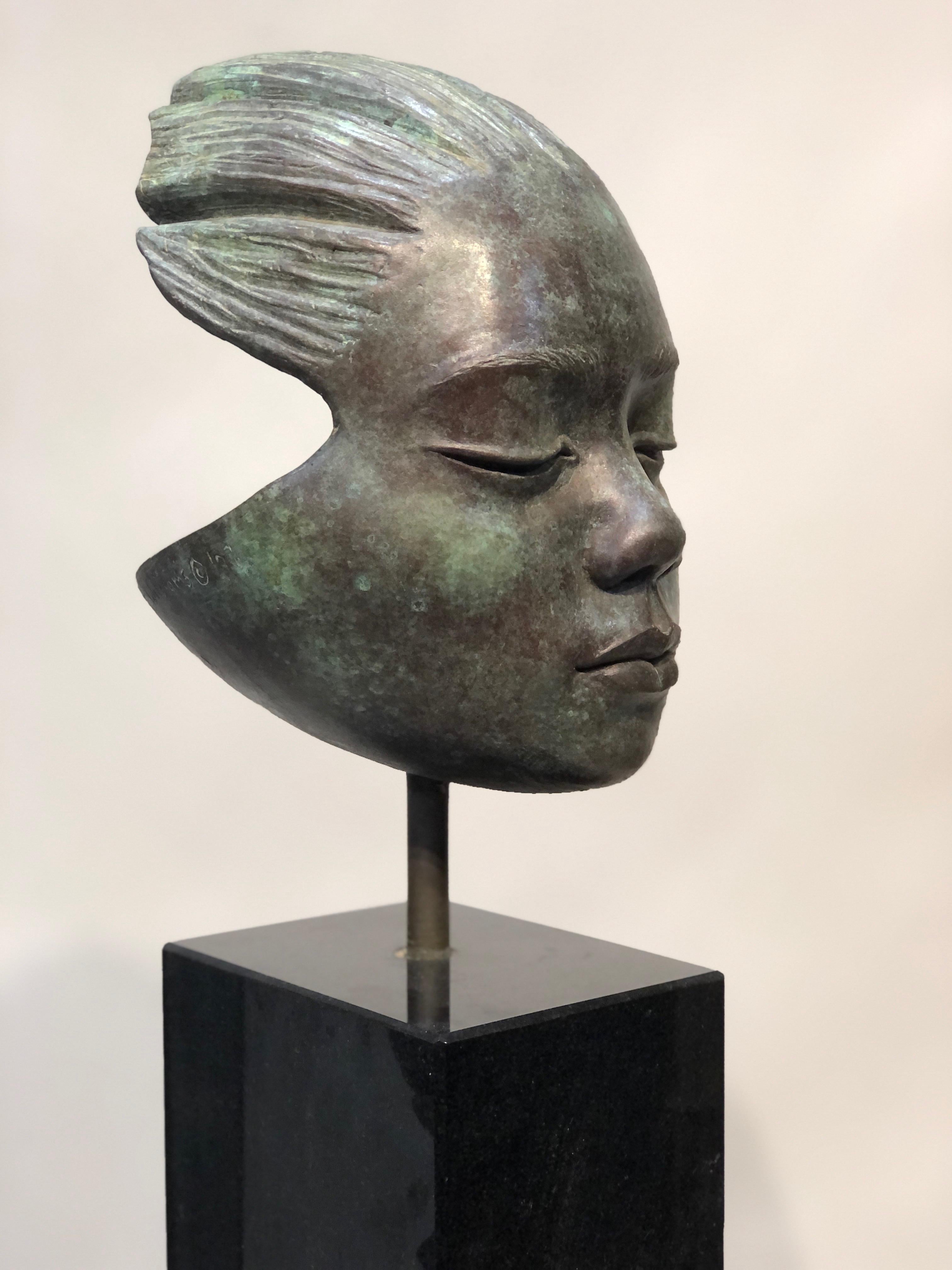 Figurative Sculpture Troy Williams - Listening, sculpture en bronze, portrait d'enfants, base en granit noir, patine verte