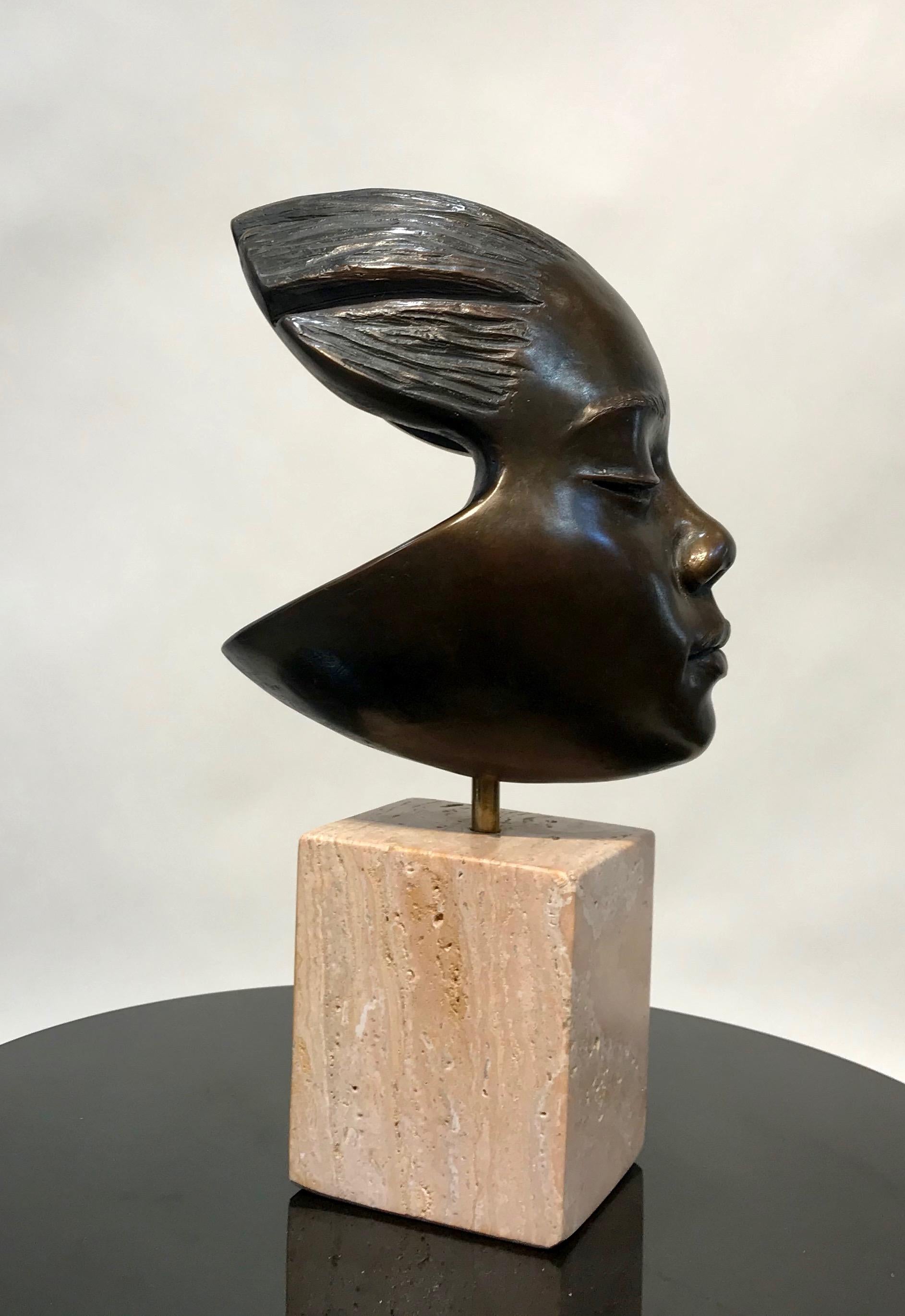 Listening, sculpture en bronze, portrait d'enfant, base en travertin, contemporain - Or Abstract Sculpture par Troy Williams