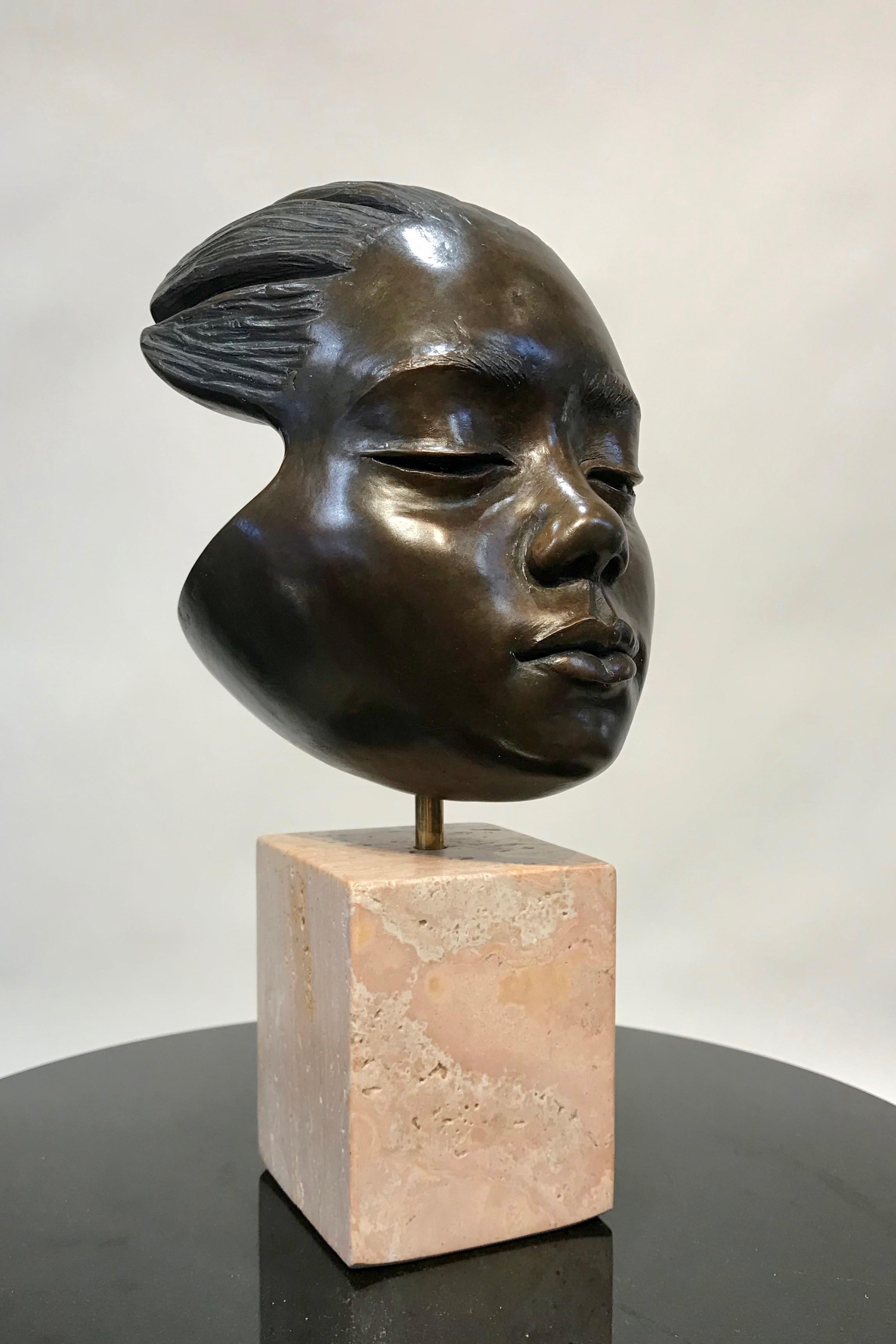 Listening, sculpture en bronze, portrait d'enfant, base en travertin, contemporain