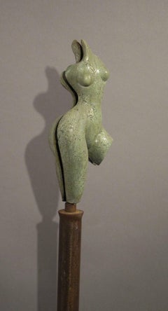 Sunrise:: forme de nu féminine en béton vert sur colonne en acier