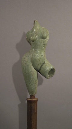 Sonnenaufgang:: weibliche Aktform aus grünem Beton auf Stahlsäule