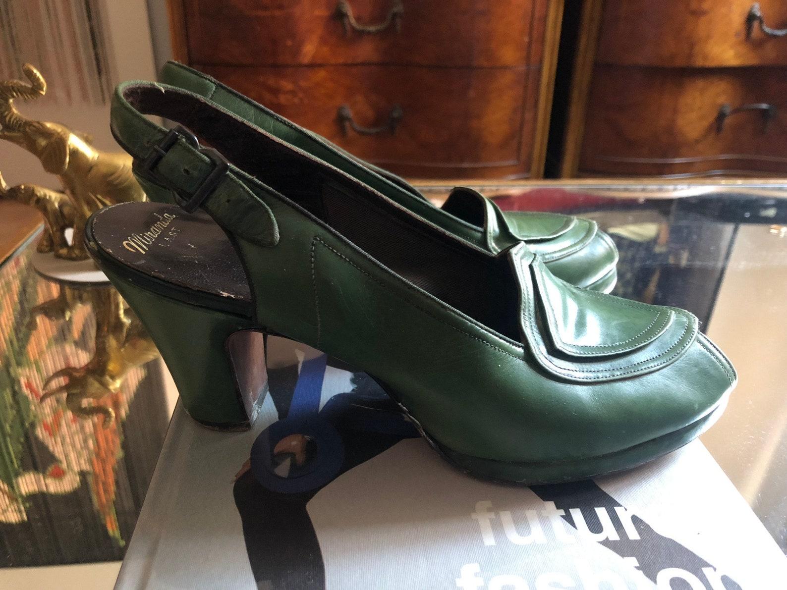 Wunderschöne Vintage Peep Toe Heels
grünes Leder
verstellbare Knöchelriemen
Art-Deco-Vamp
Plattformbasis
Kubanische Absätze
Sonderanfertigung & Handarbeit

🏷 Diese Schuhe sind ein spektakuläres Stück Modegeschichte!

CIRCA 19740s
Troylings von