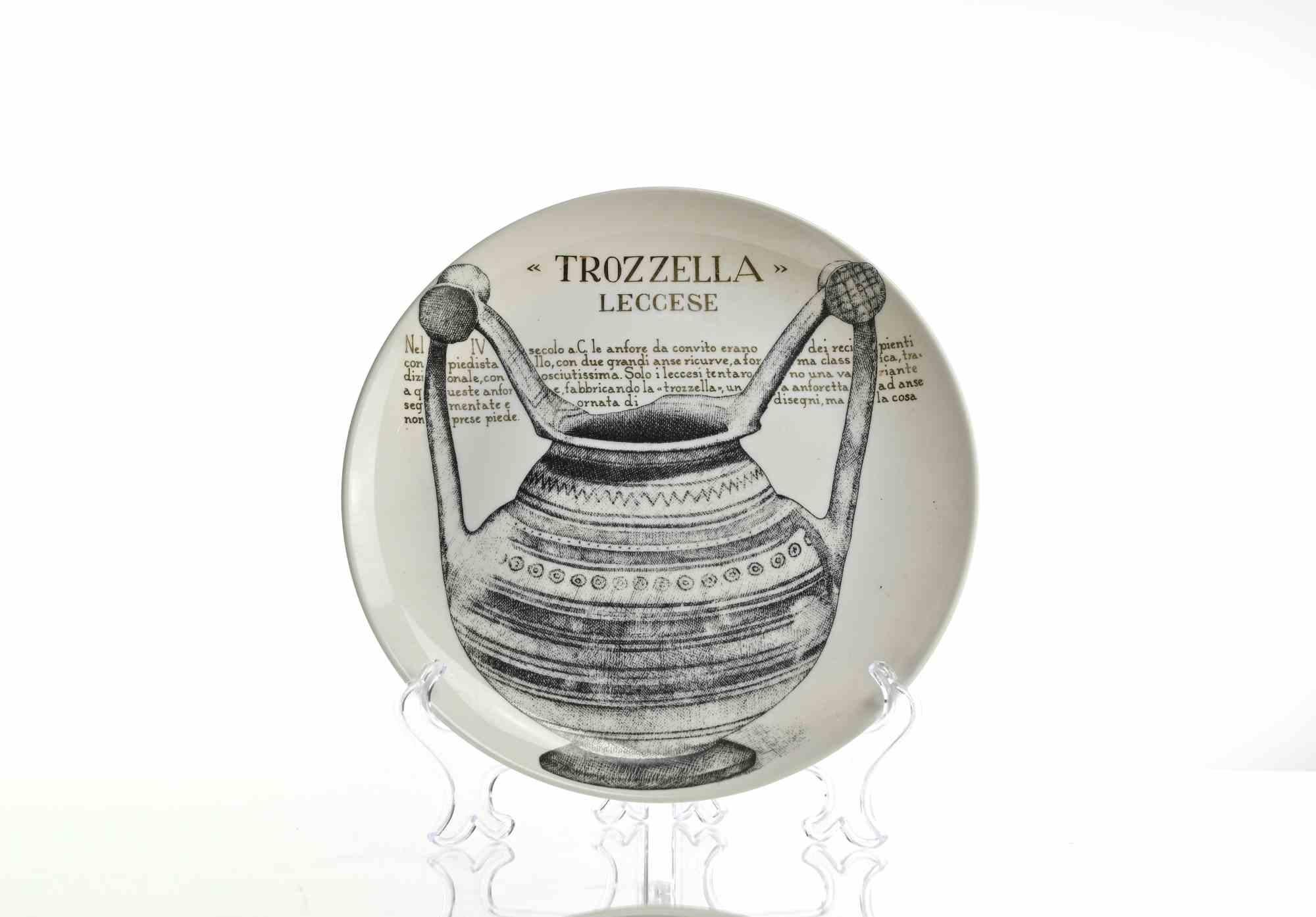 Trozzella Leccese - para Martini & Rossi es un plato de porcelana serigrafiada, diseñado por Piero Fornasetti para Martini & Rossi en la década de 1960 .