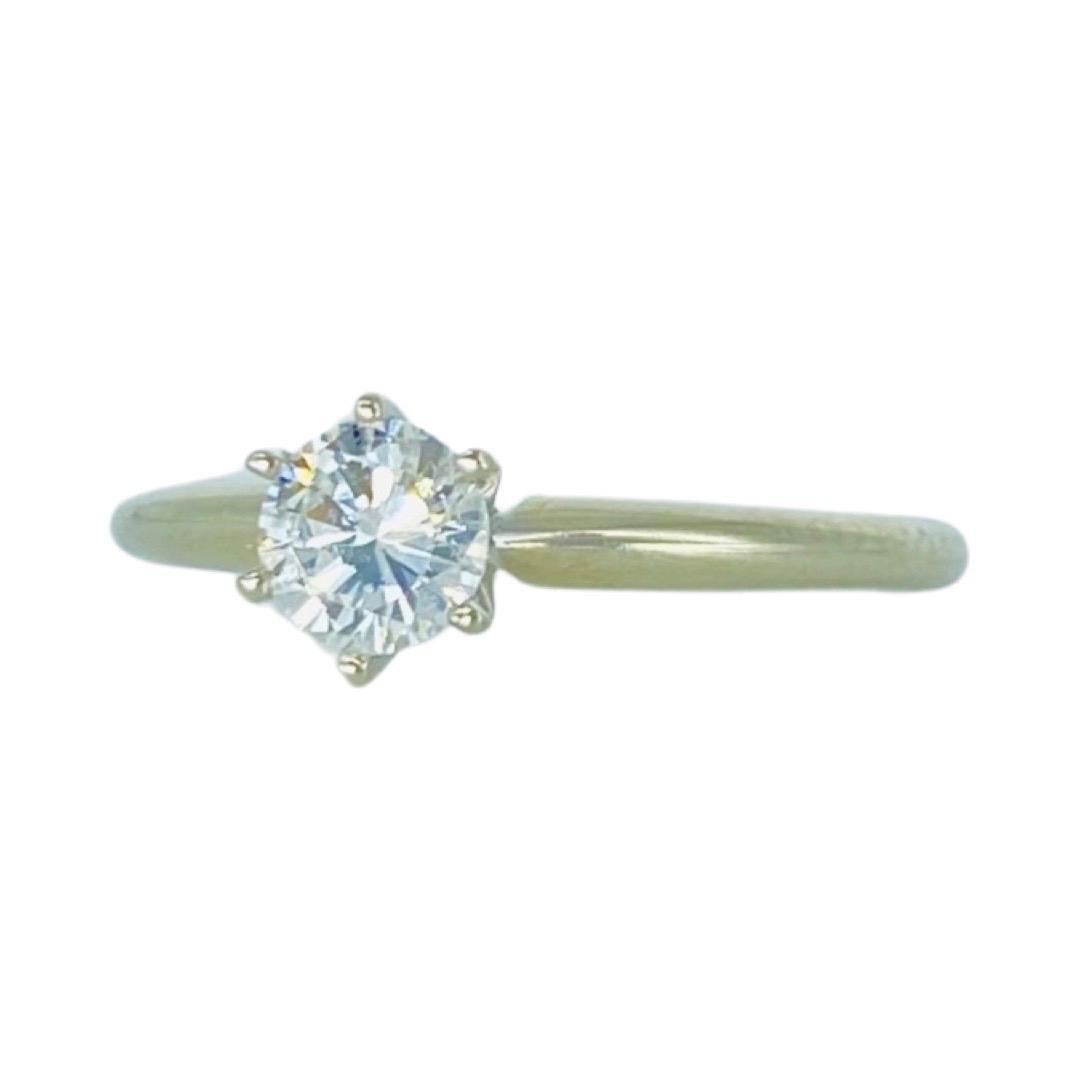 Taille ronde Tru-Joy Designer Bague de fiançailles en or blanc 14 carats avec diamant rond de 0,40 carat en vente