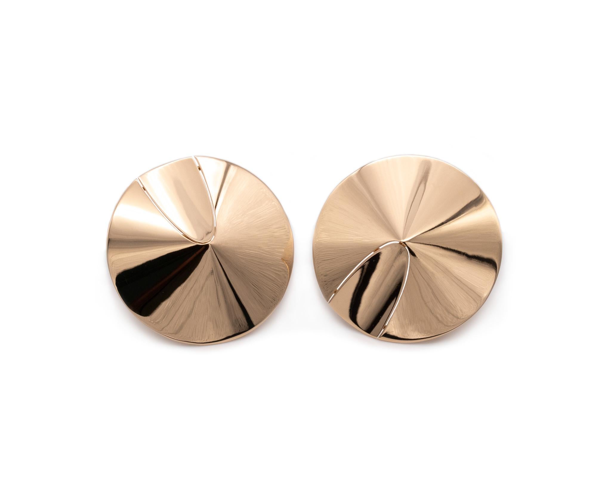 A clips-earrings designed by Kurt Aepli (1914-2002) for Trudel. 

Very rare vintage, one-of-a-kind pieces created back in the 1970's by Kurt Aepli in Zurich, Switzerland. This geometric clip-earrings was crafted in solid yellow gold of 18 karats,