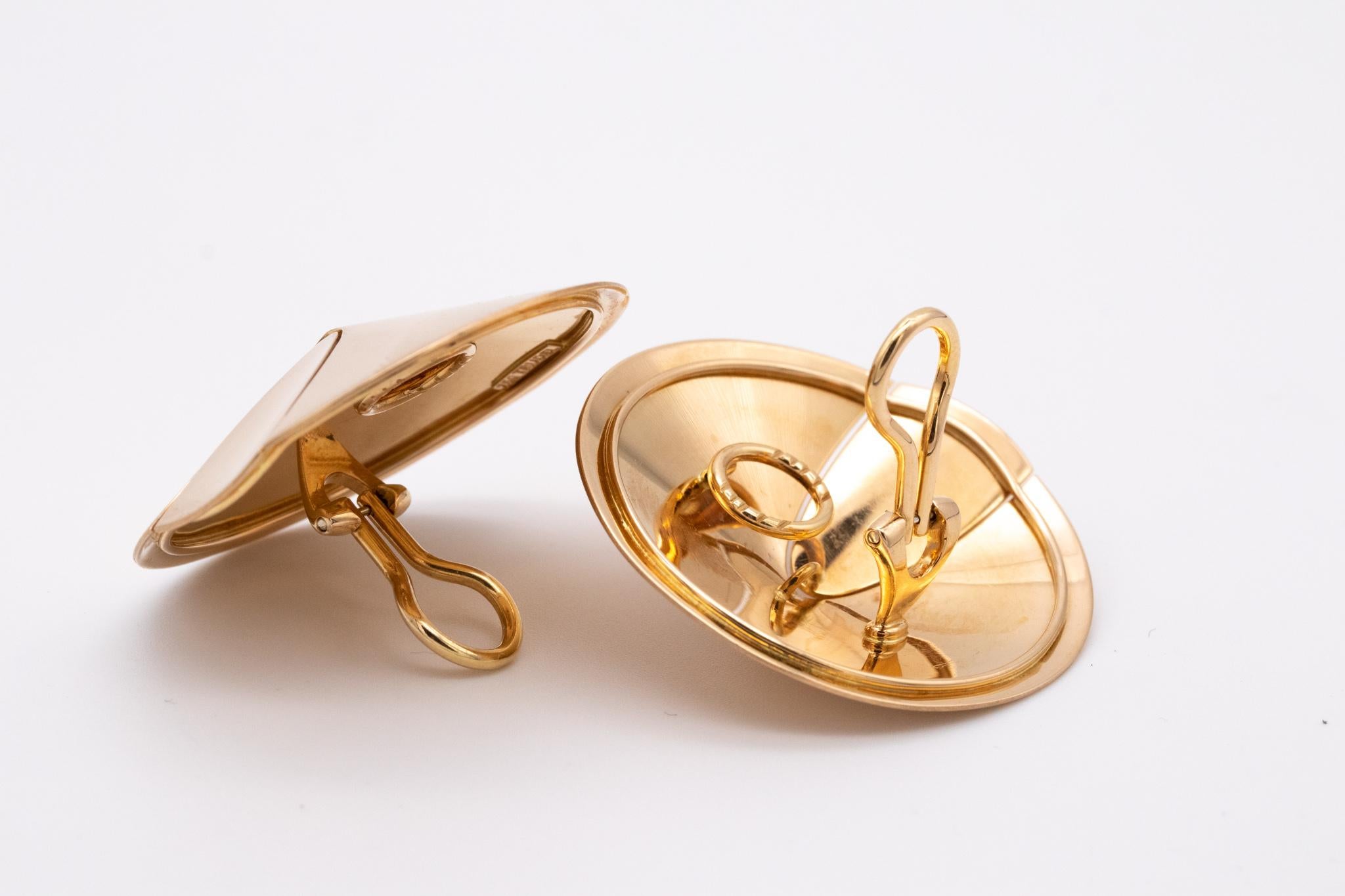 Moderniste Trudel par Kurt Aepli Clips d'oreilles géométriques suisses en or poli 18 carats, 1970 en vente