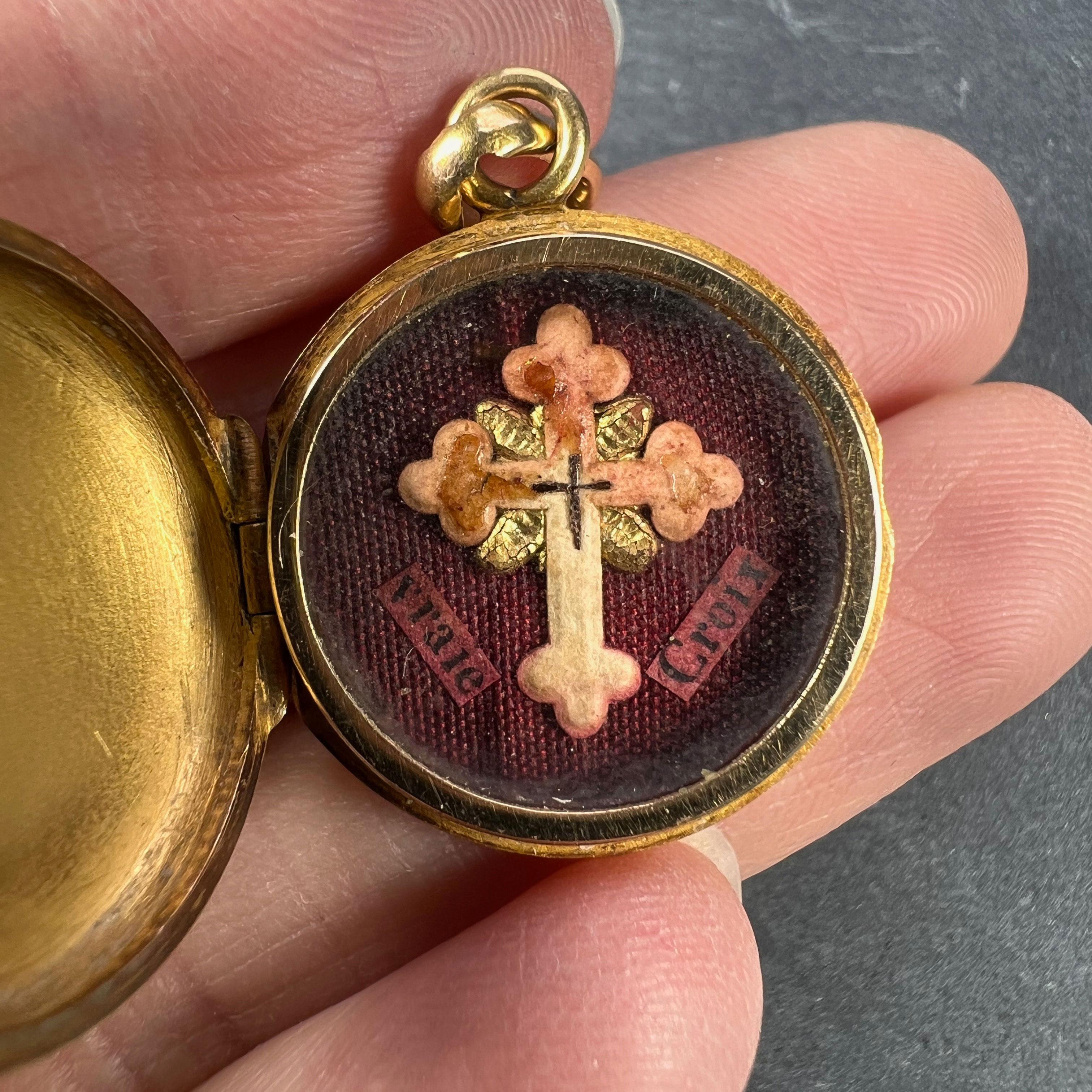 Pendentif médaillon croix réliquaire en or jaune 18 carats et émail  en vente 5