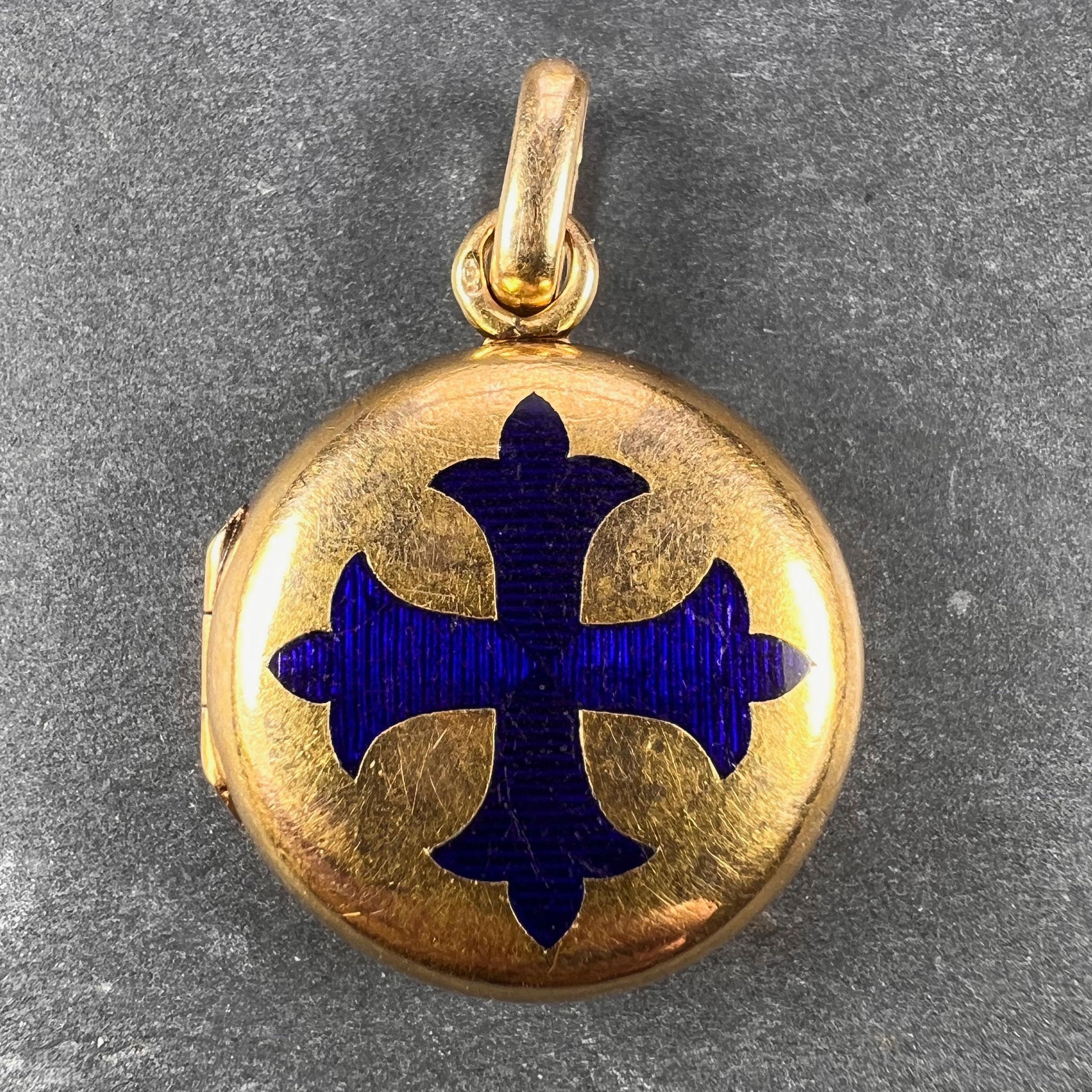 Ein Anhänger aus 18 Karat (18K) Gelbgold, der als Reliquie für das Wahre Kreuz entworfen wurde. Das Medaillon ist auf der Vorderseite mit einem blauen Baisse-Taille-Emaille-Kreuz (Cross Fleury) und auf der Rückseite mit dem Monogramm LM / ML