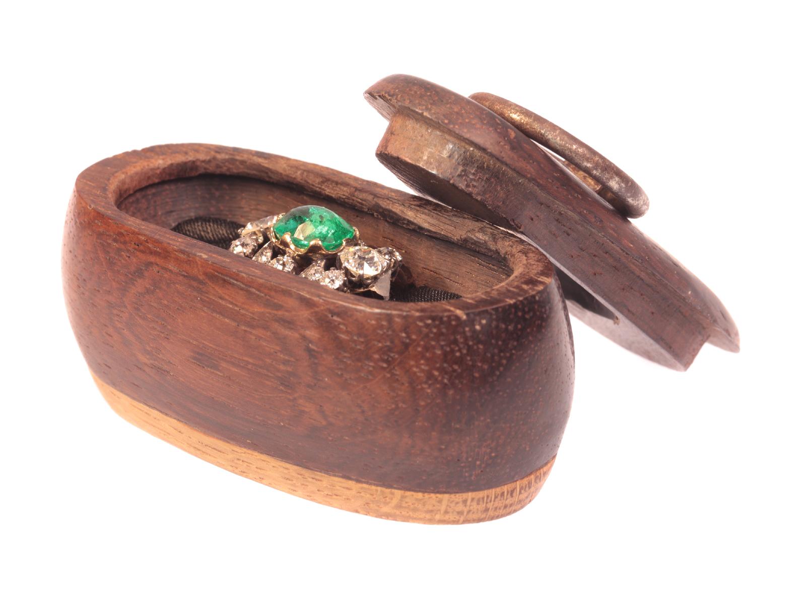 True Eyecatcher Victorian Antique Ring with a 3.50 Carat Ovalcut Emerald 12