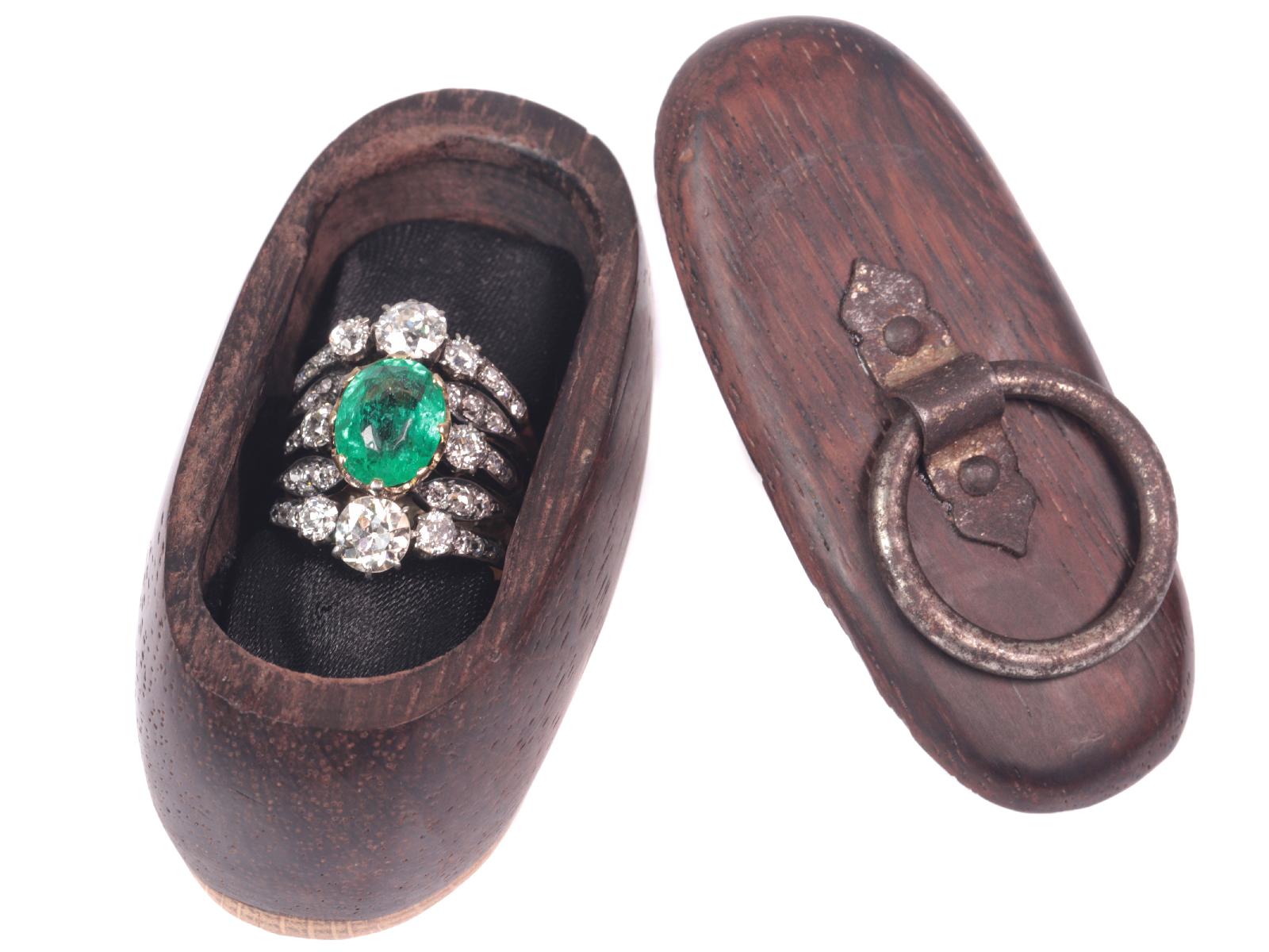 True Eyecatcher Victorian Antique Ring with a 3.50 Carat Ovalcut Emerald 11