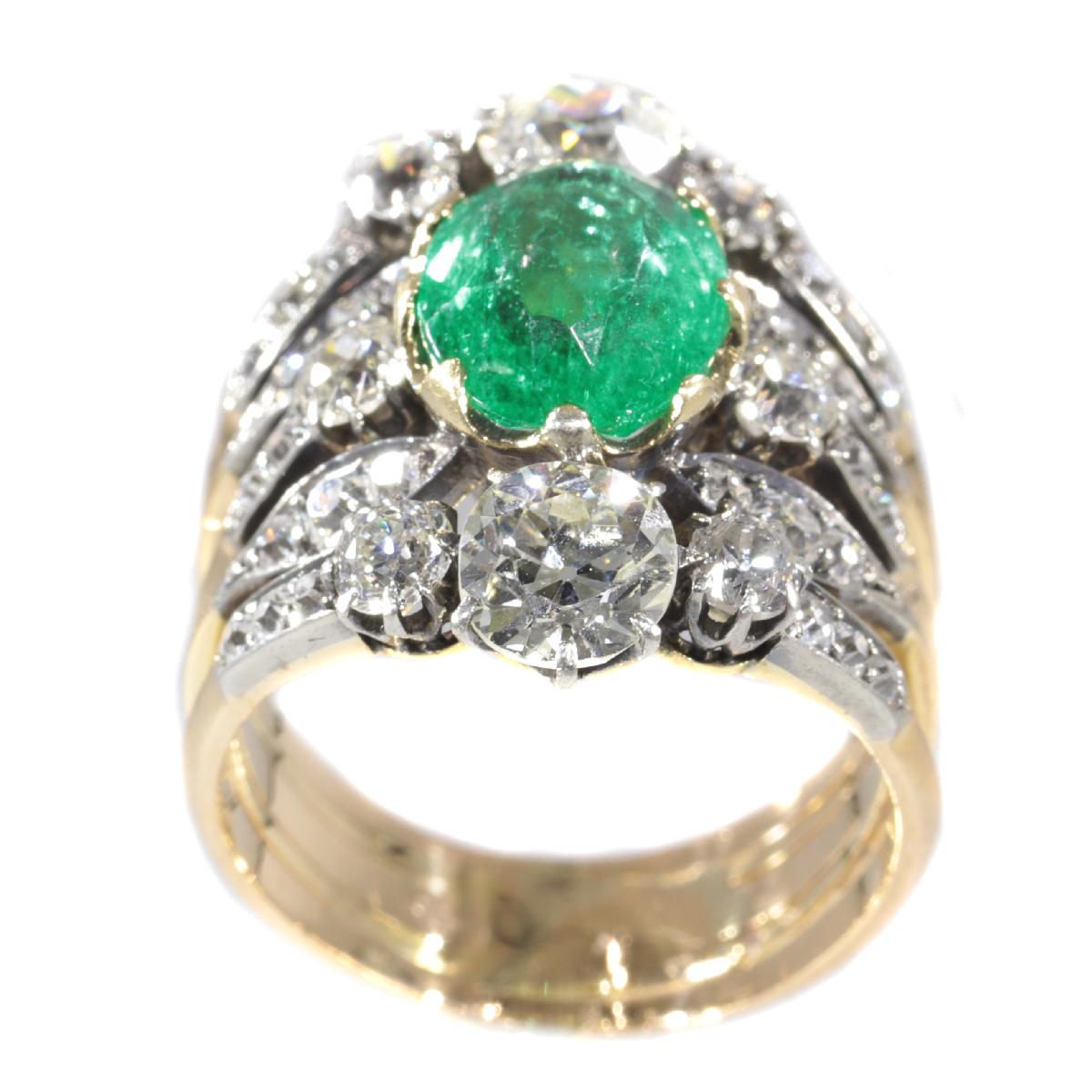 True Eyecatcher Victorian Antique Ring with a 3.50 Carat Ovalcut Emerald In Good Condition In Antwerp, BE