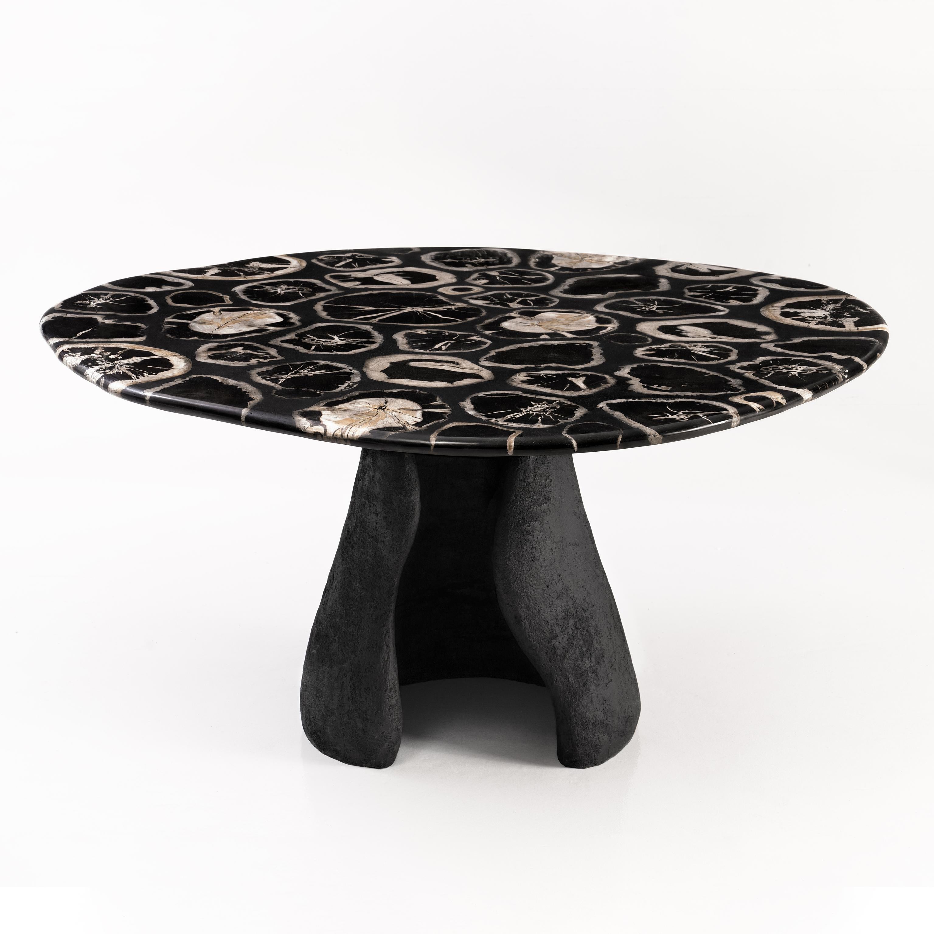 Trueing • Table de salle à manger sculpturale en bois pétrifié d'Odditi en vente 1