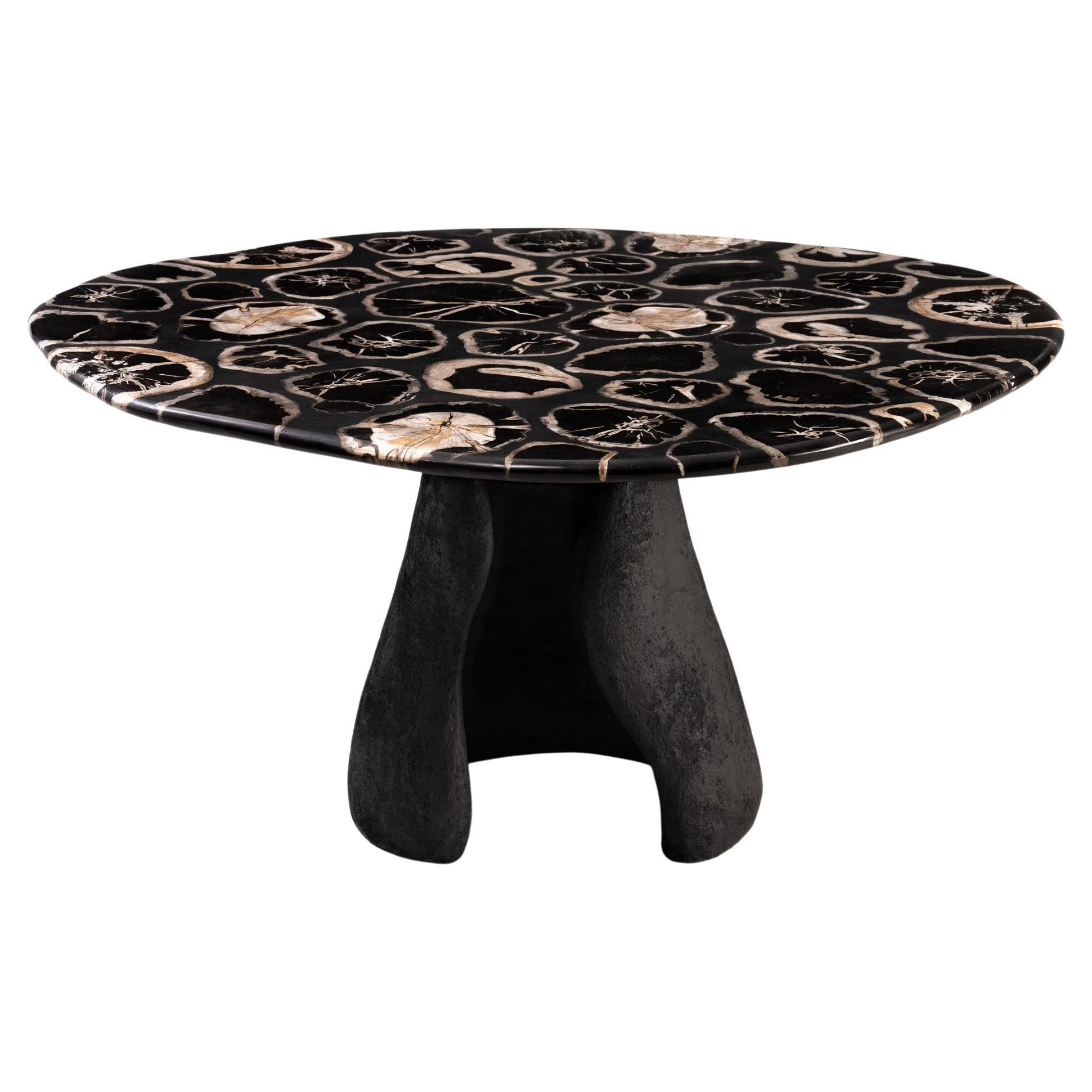 Trueing • Table de salle à manger sculpturale en bois pétrifié d'Odditi
