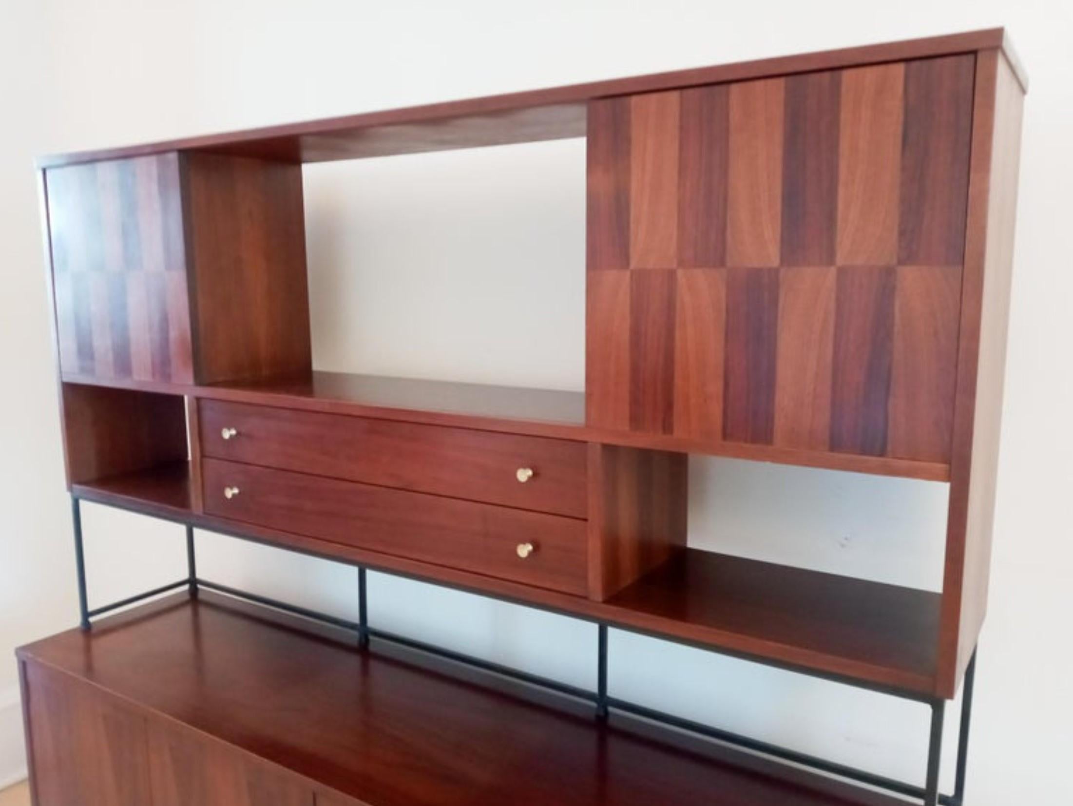 Trueing Mid-Century Classic Inlaid Rosewood Walnut Credenza Cabinet by Stanley USA en vente 2