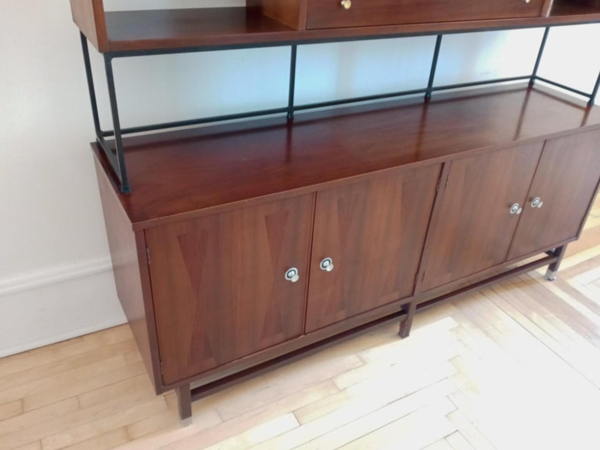 Trueing Mid-Century Classic Inlaid Rosewood Walnut Credenza Cabinet by Stanley USA en vente 1