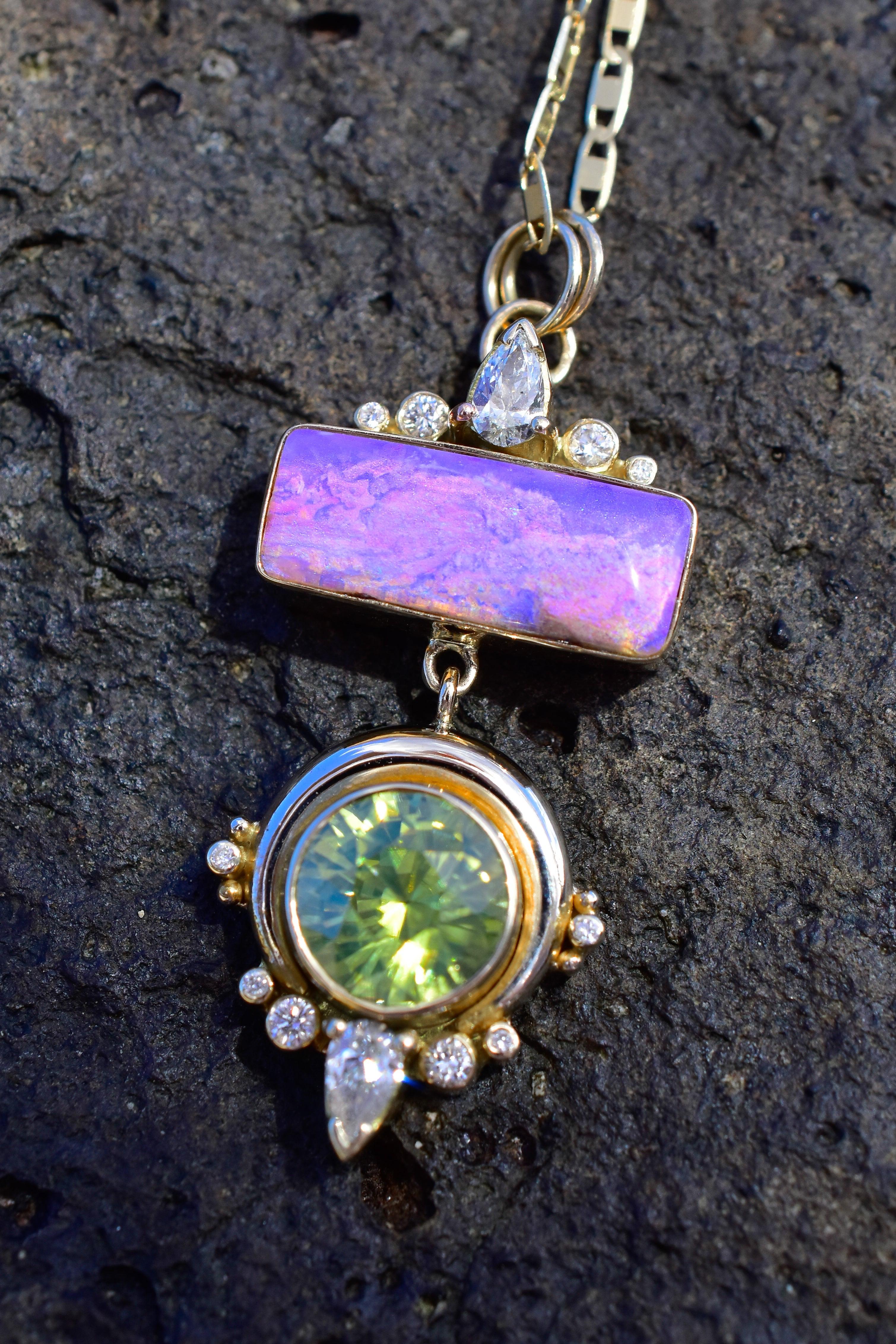 Ciondolo True North (catene vendute separatamente) con una splendida opale australiana viola 3D, zircone opalescente dello Sri Lanka e diamanti in oro giallo 14k massiccio. Lunghezza 39 mm.

La catena è venduta separatamente, ma quella nelle foto