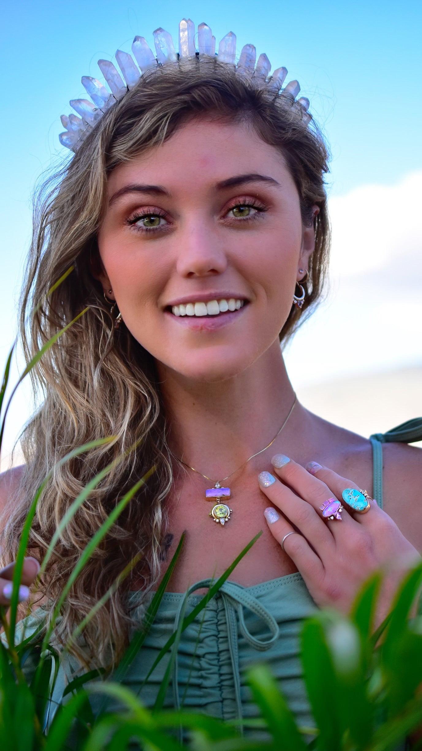 Donna Ciondolo True North con opale australiano, zircone opalescente dello Sri Lanka e diamanti in vendita
