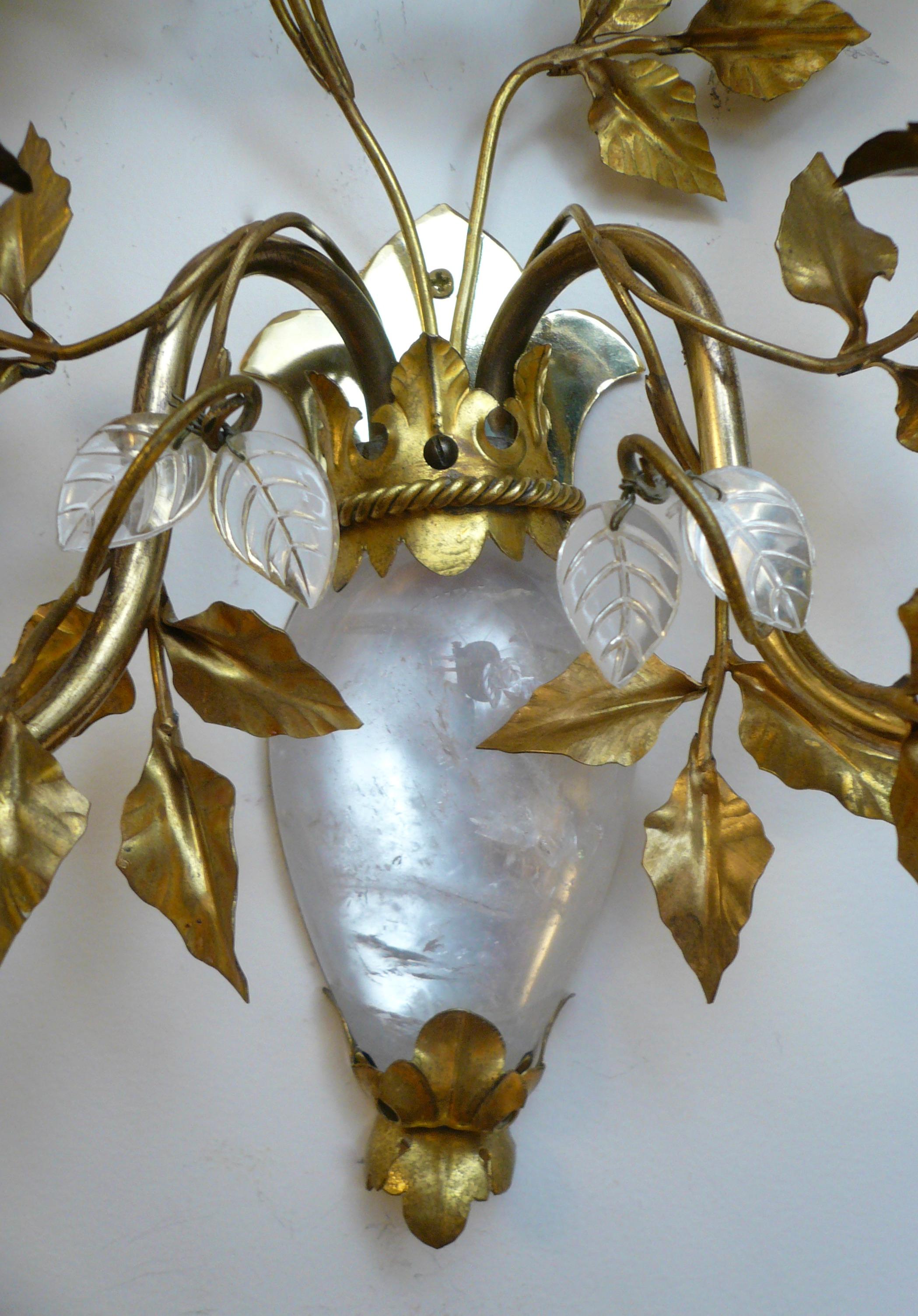 Pareja real de candelabros franceses de cristal de roca de mediados de siglo, atribuidos a Maison Bagues en venta 7