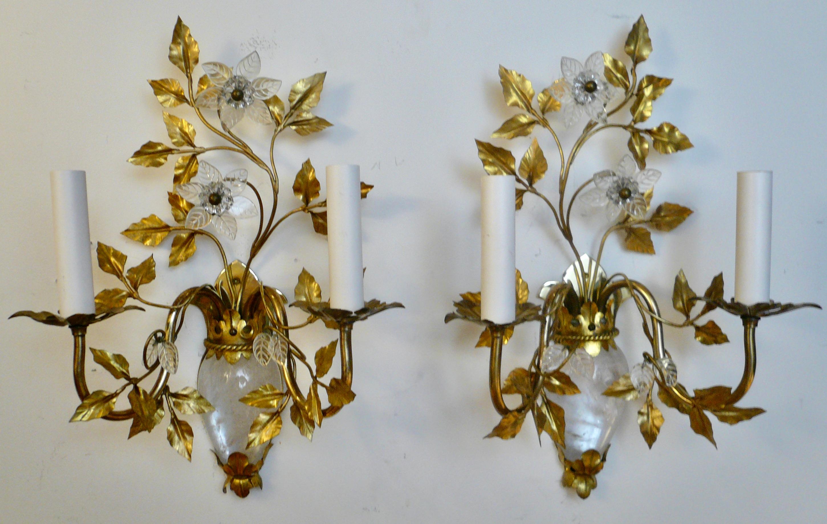 Este hermoso par de apliques de dos luces con imagen especular presenta ramos florales de cristal colocados en jarrones con forma de urna de cristal de roca. Están recién recableados y listos para usar.