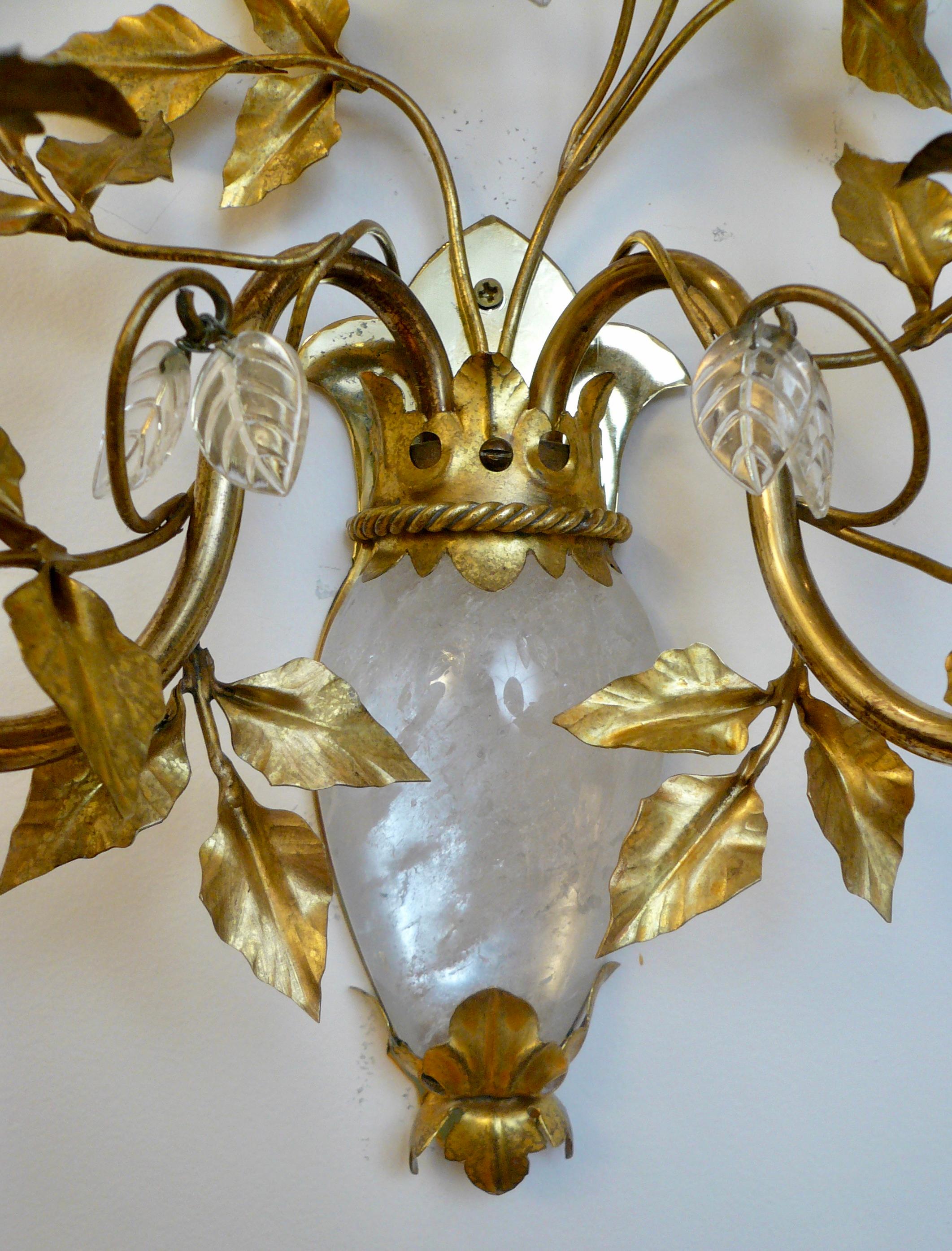 Pareja real de candelabros franceses de cristal de roca de mediados de siglo, atribuidos a Maison Bagues Francés en venta