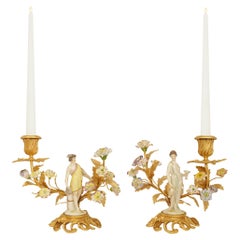 vera coppia di candelieri in porcellana e ormolu in stile Luigi XV del XIX secolo