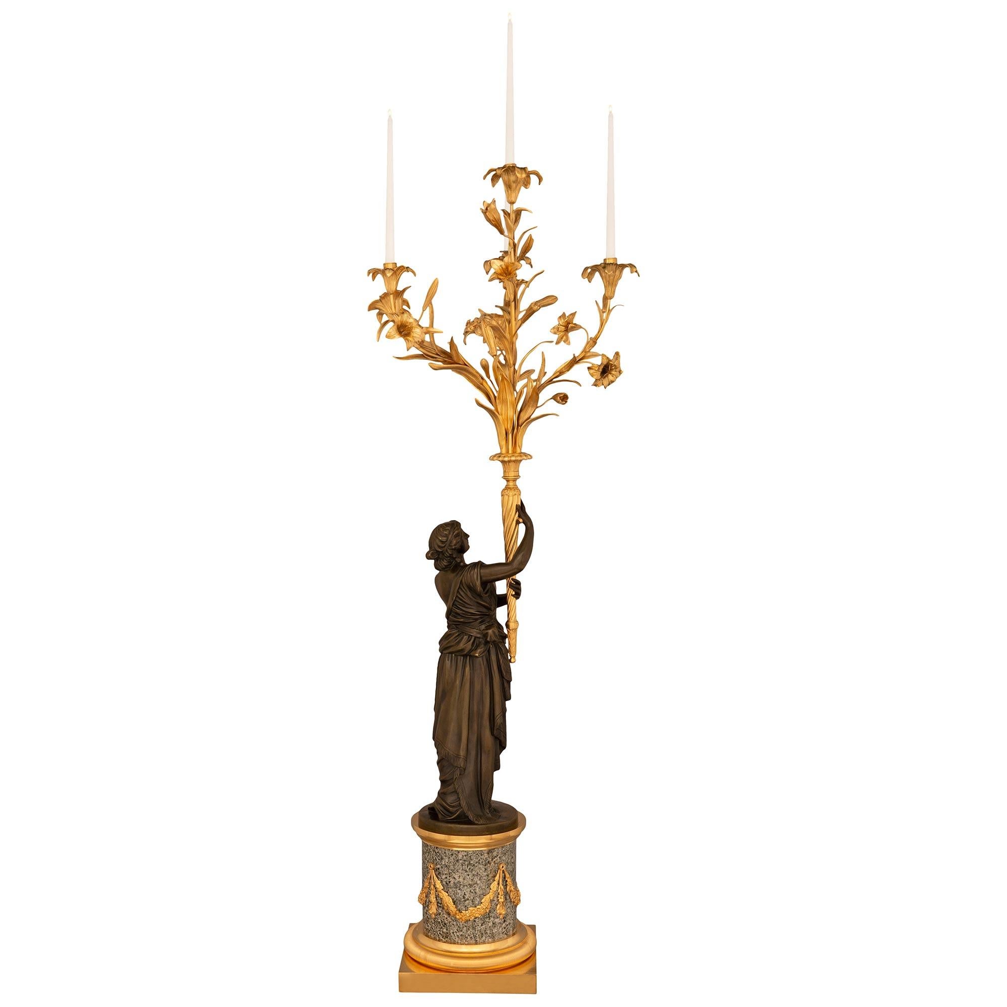 Bronzo vera coppia di candelabri continentali del XIX secolo in granito, ormolu e bronzo in vendita