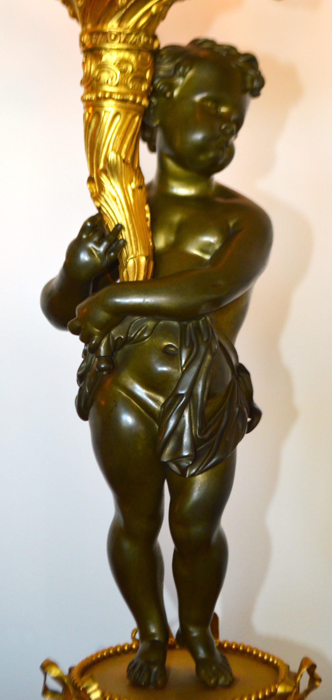 Ein sehr hochwertiges, echtes Paar Kandelaber im Stil Louis XVI aus massiver, vergoldeter Bronze. Dieses Paar ist sowohl sehr dekorativ als auch funktional  seit sie elektrifiziert wurde. Der Sockel ist aus massiver, vergoldeter Bronze mit zarter