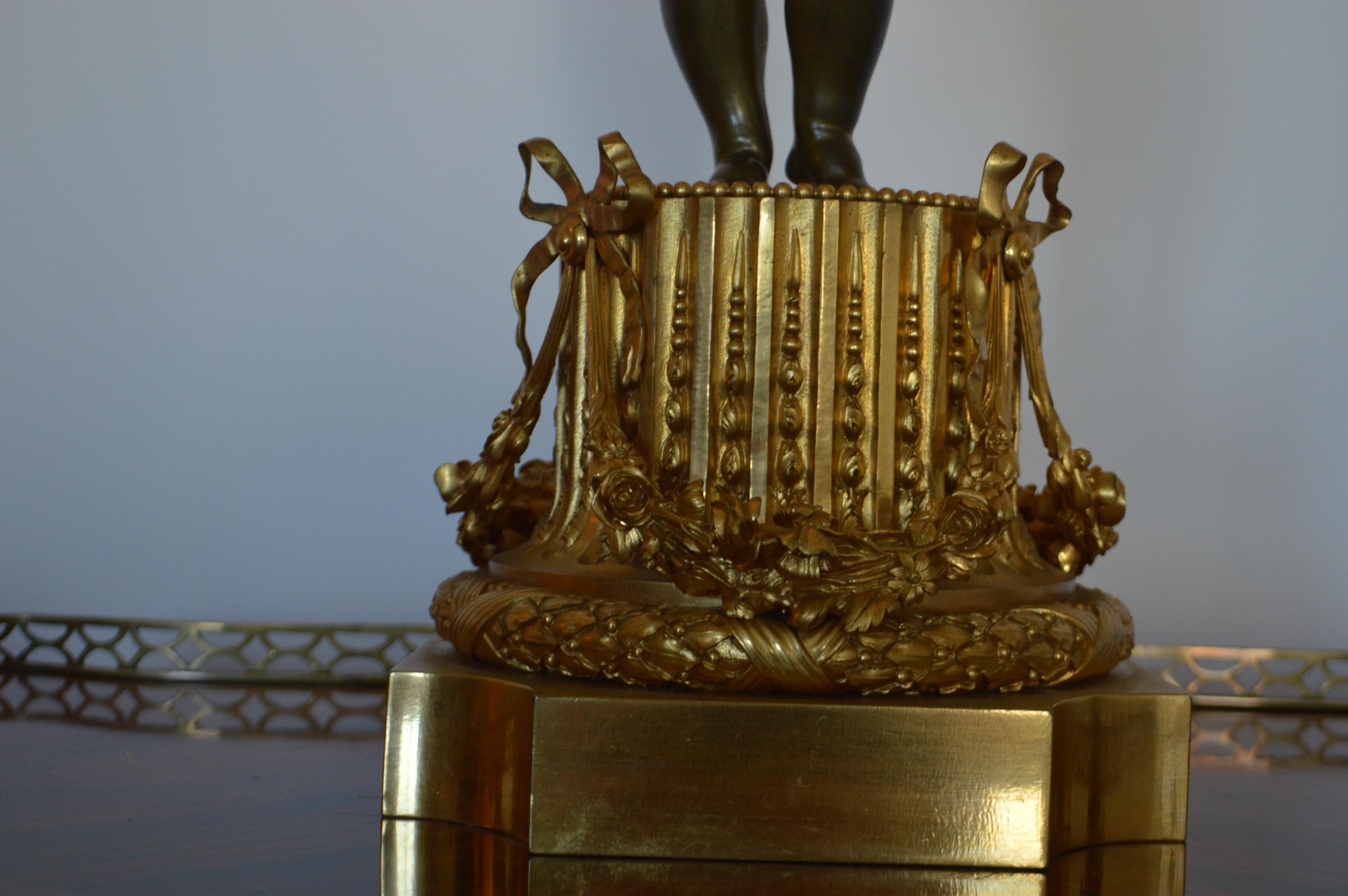 Trueing Paar elektrifizierte vergoldete Bronzekandelaber, 7 Lichter, männliche und weibliche Putten (Louis XVI.) im Angebot