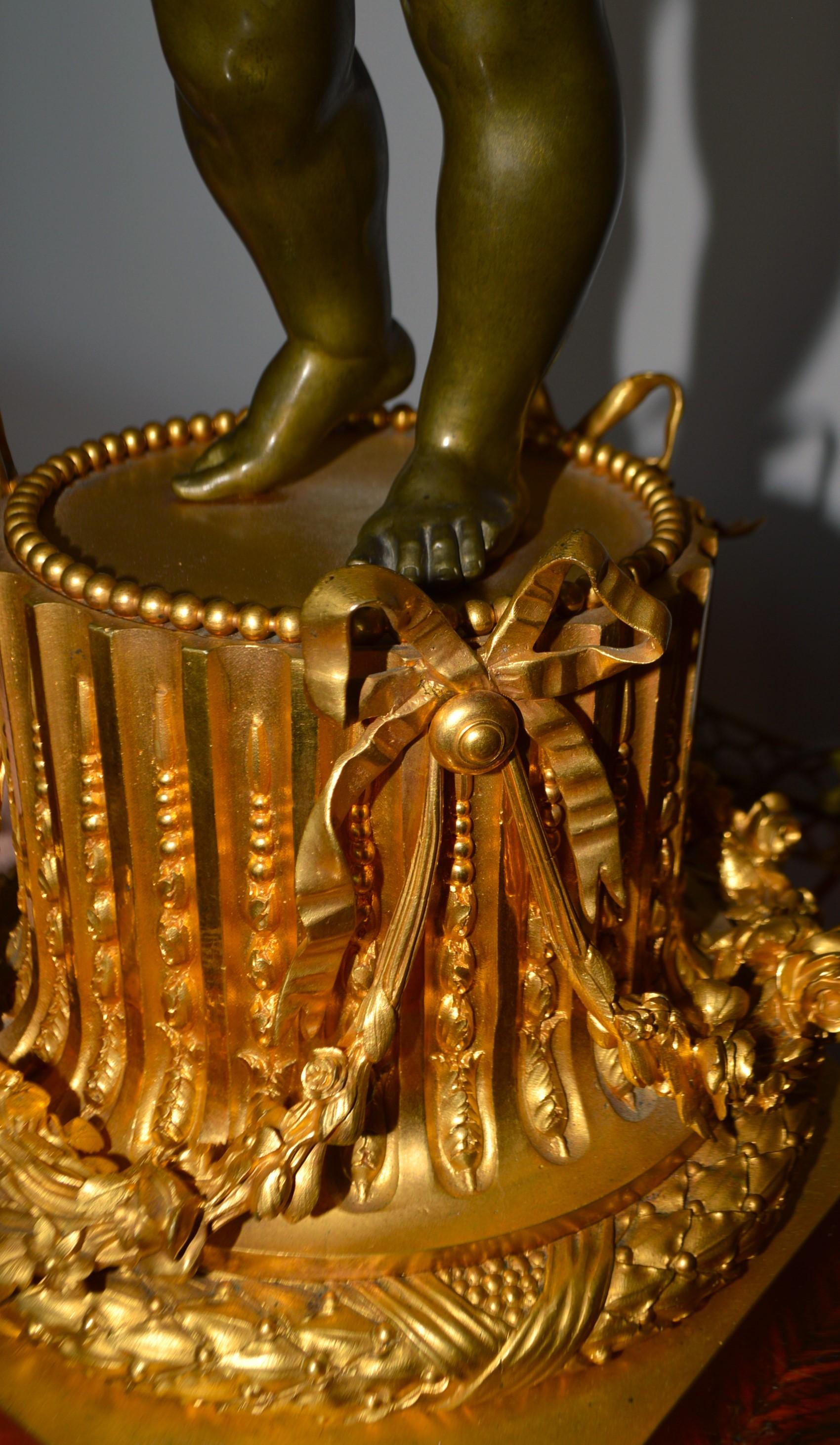 Bronze Trueing Paire de candélabres électrifiés en bronze doré, 7 Lights, putti mâle, putti femelle en vente