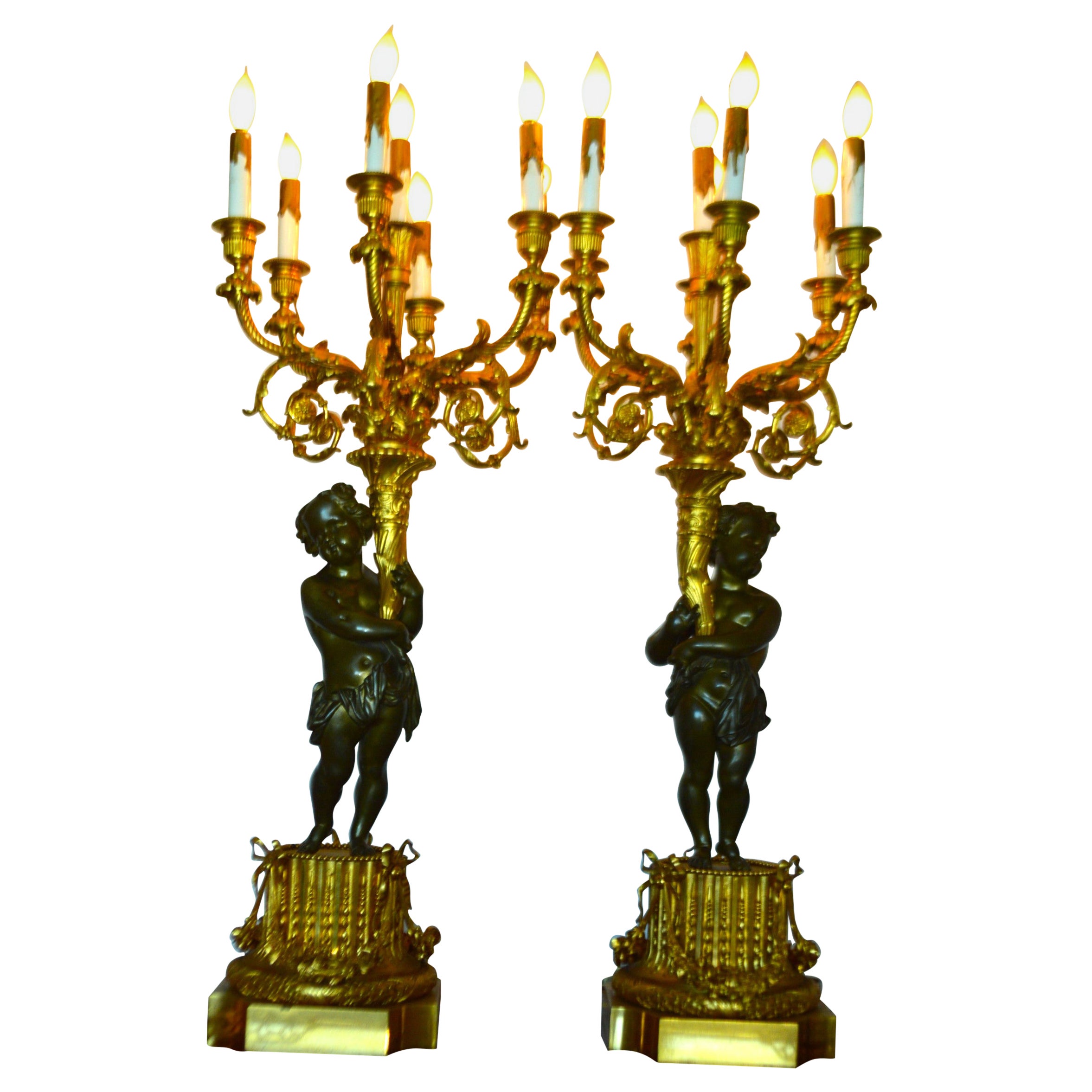 Verdadero Par de candelabros electrificados de bronce dorado, 7 luces, macho, hembra putti en venta