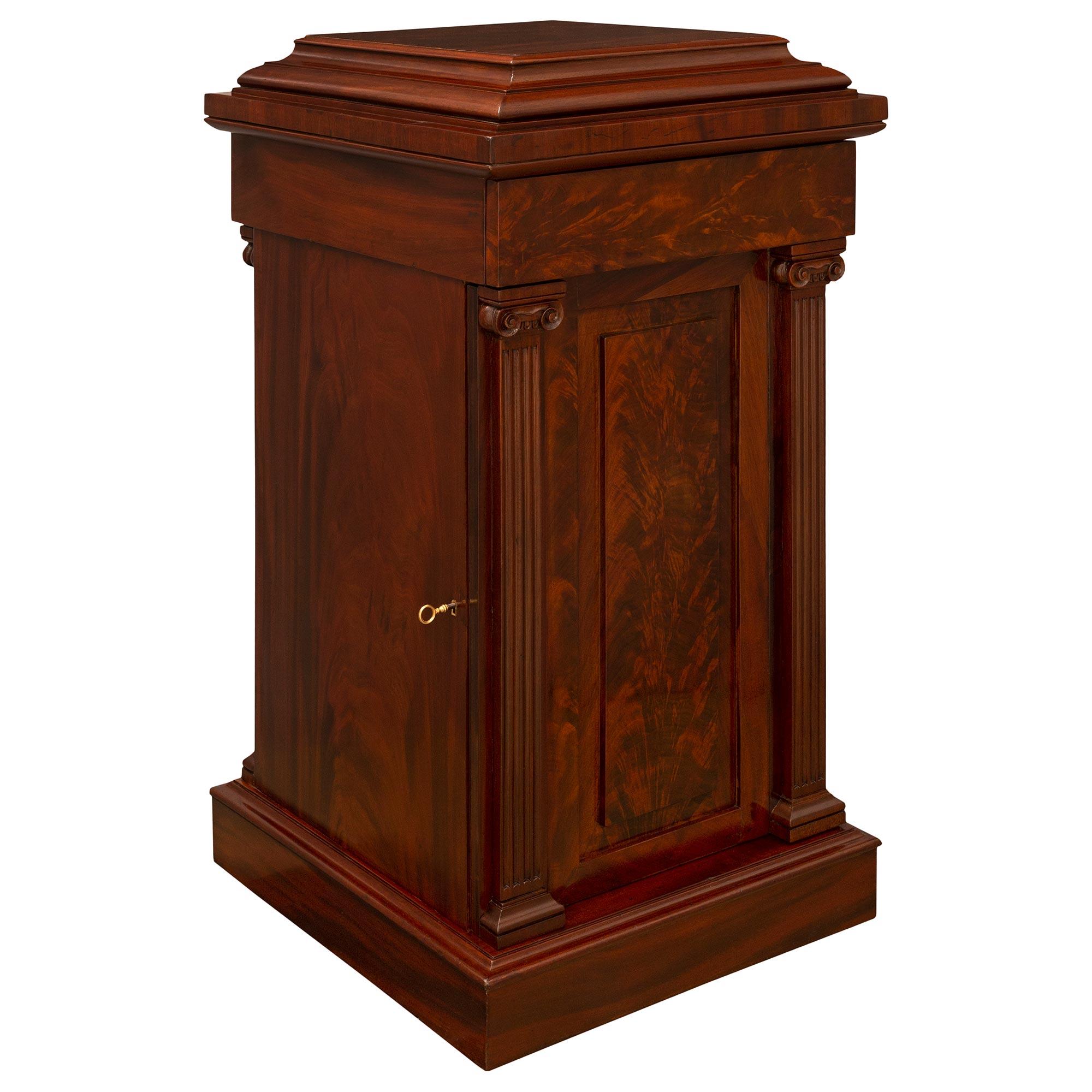 True Pair of English 19th Century Regency Period Flamed Mahogany Pedestals In Good Condition For Sale In West Palm Beach, FL