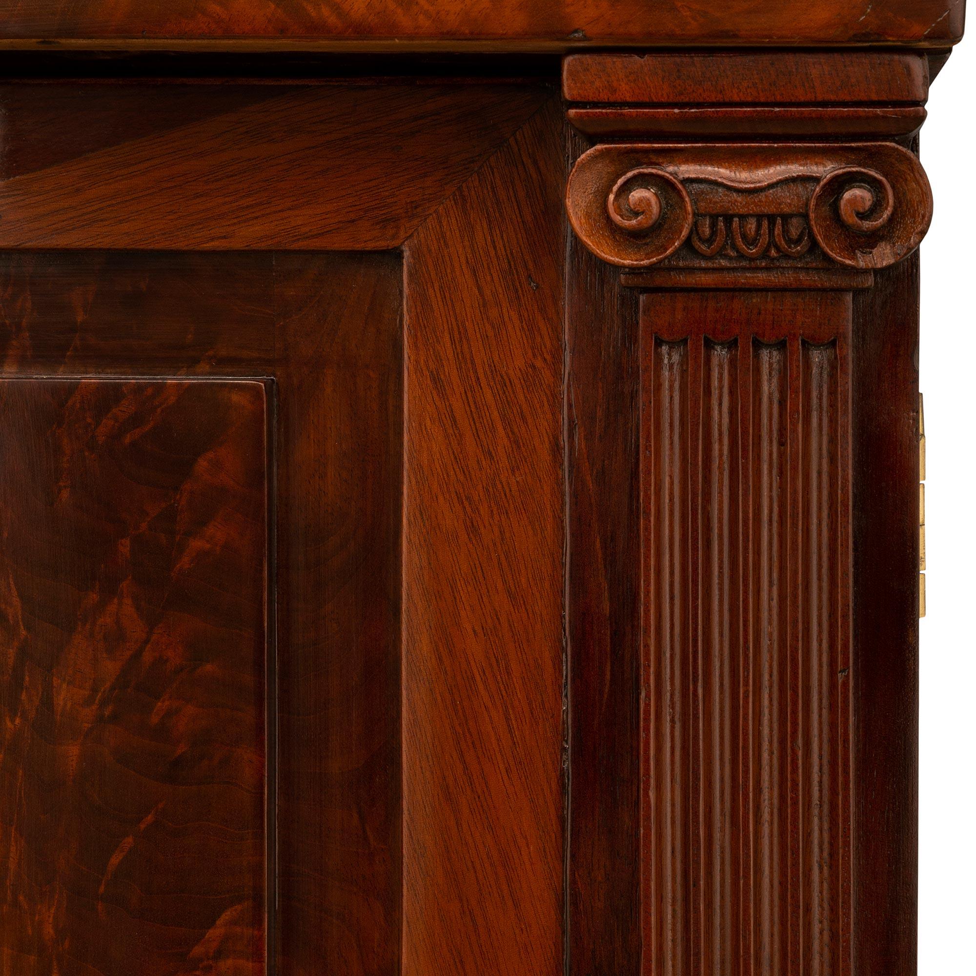 True Pair of English 19th Century Regency Period Flamed Mahogany Pedestals For Sale 4